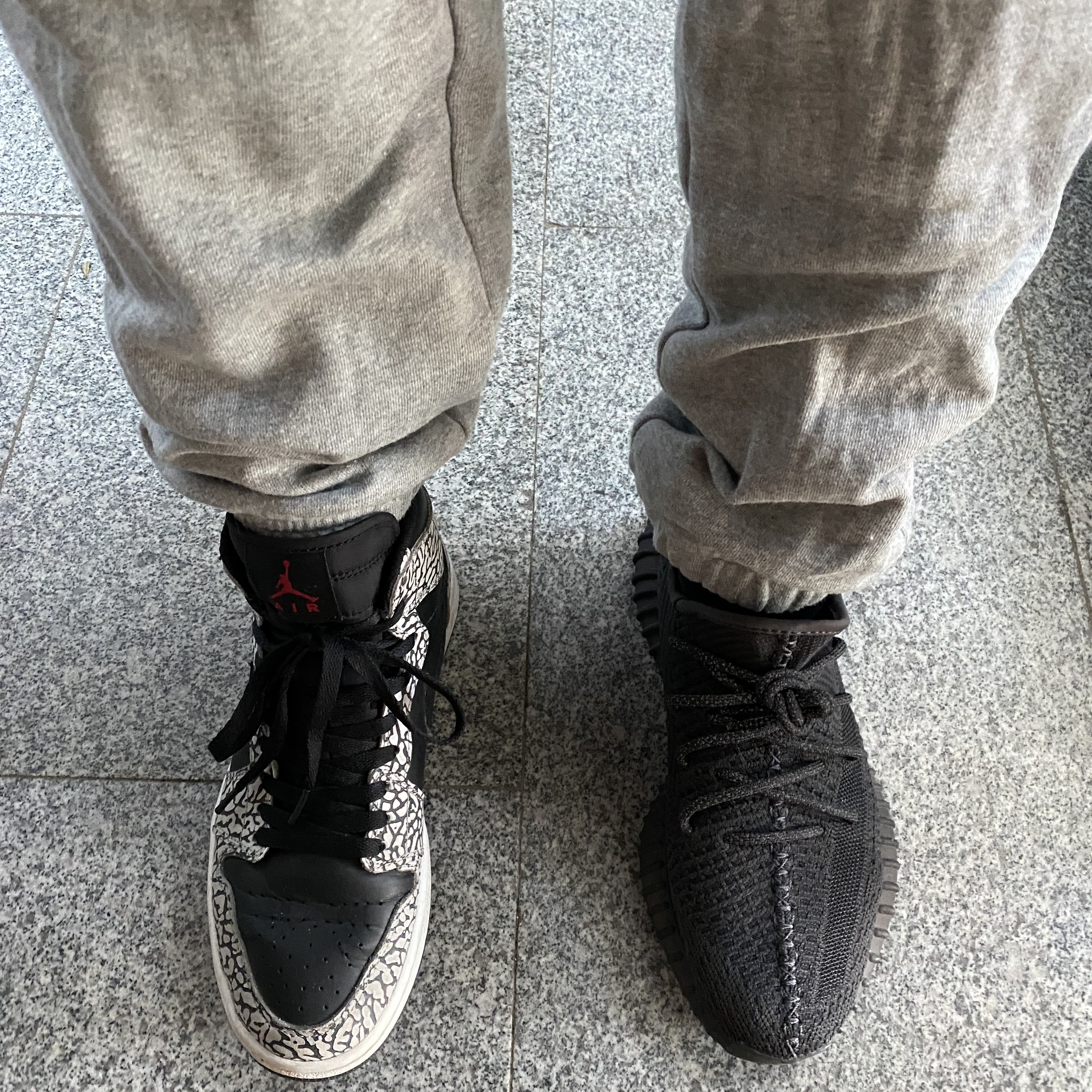 Adidas Yeezy Boost 350 V2 Black - Non-Reflective, (GS) Jordan 1 Retro High Premium Black Elephant 착용 스타일