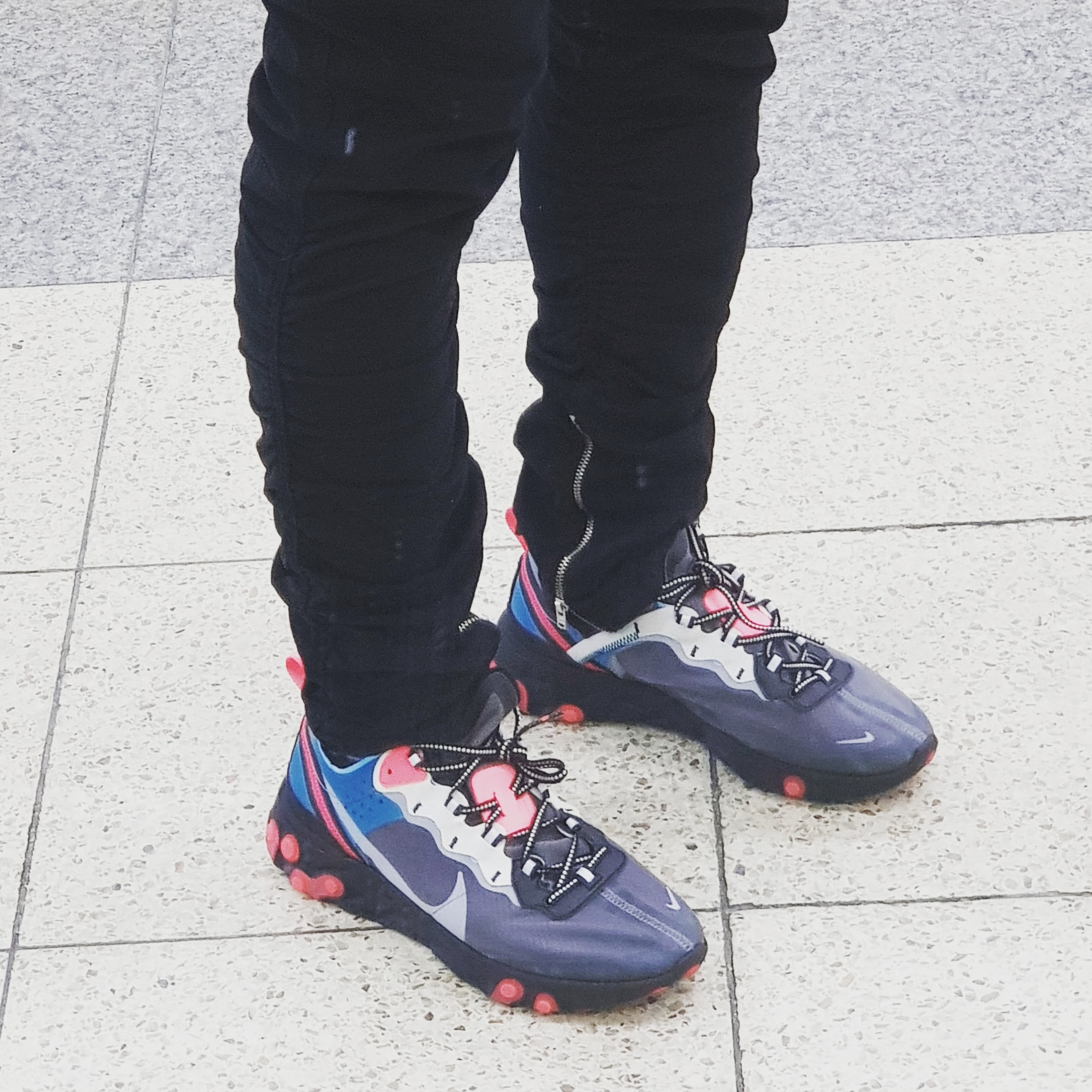Nike React Element 87 Blue Chill Solar Red 착용 스타일