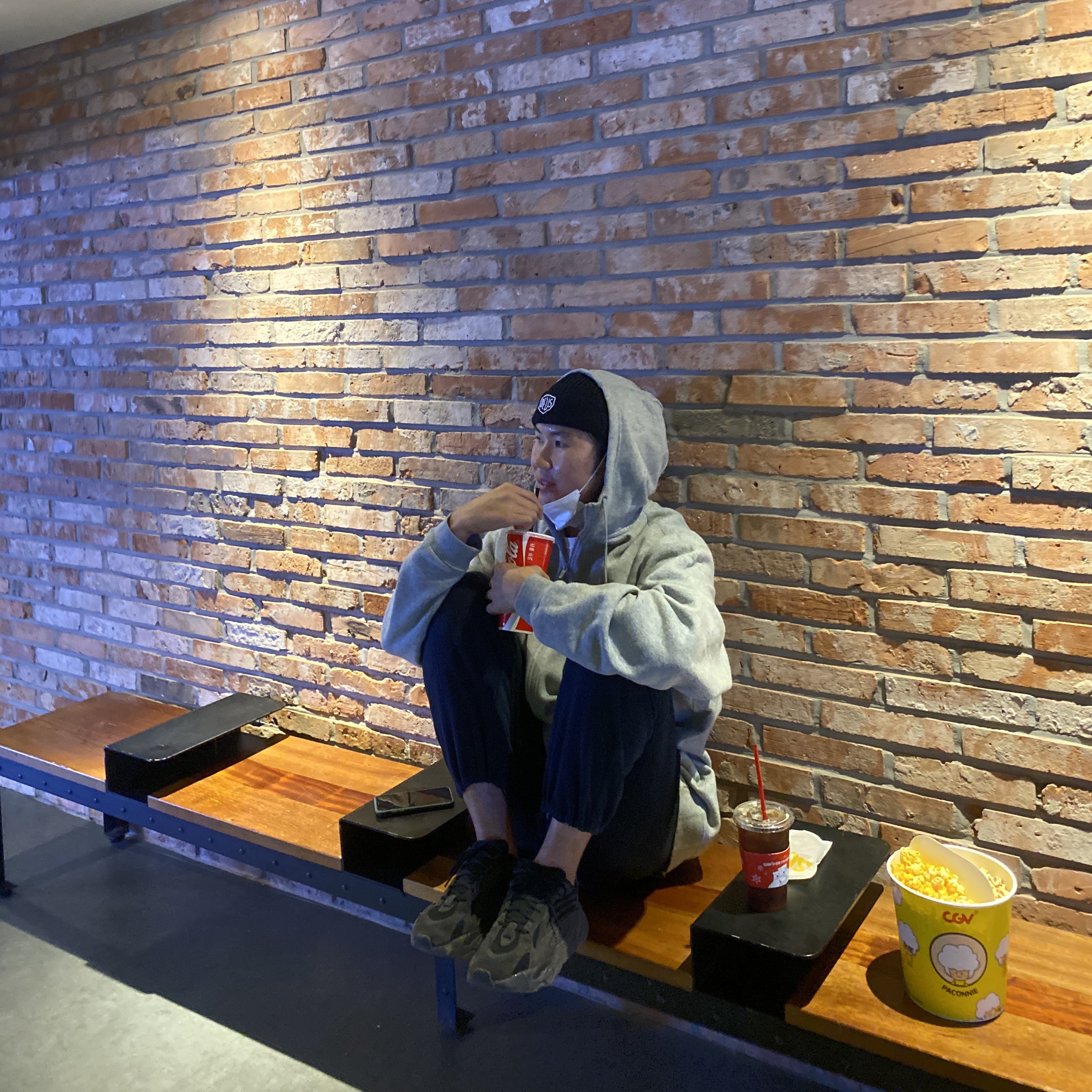Adidas Yeezy Boost 700 V2 Vanta 2019 착용 스타일