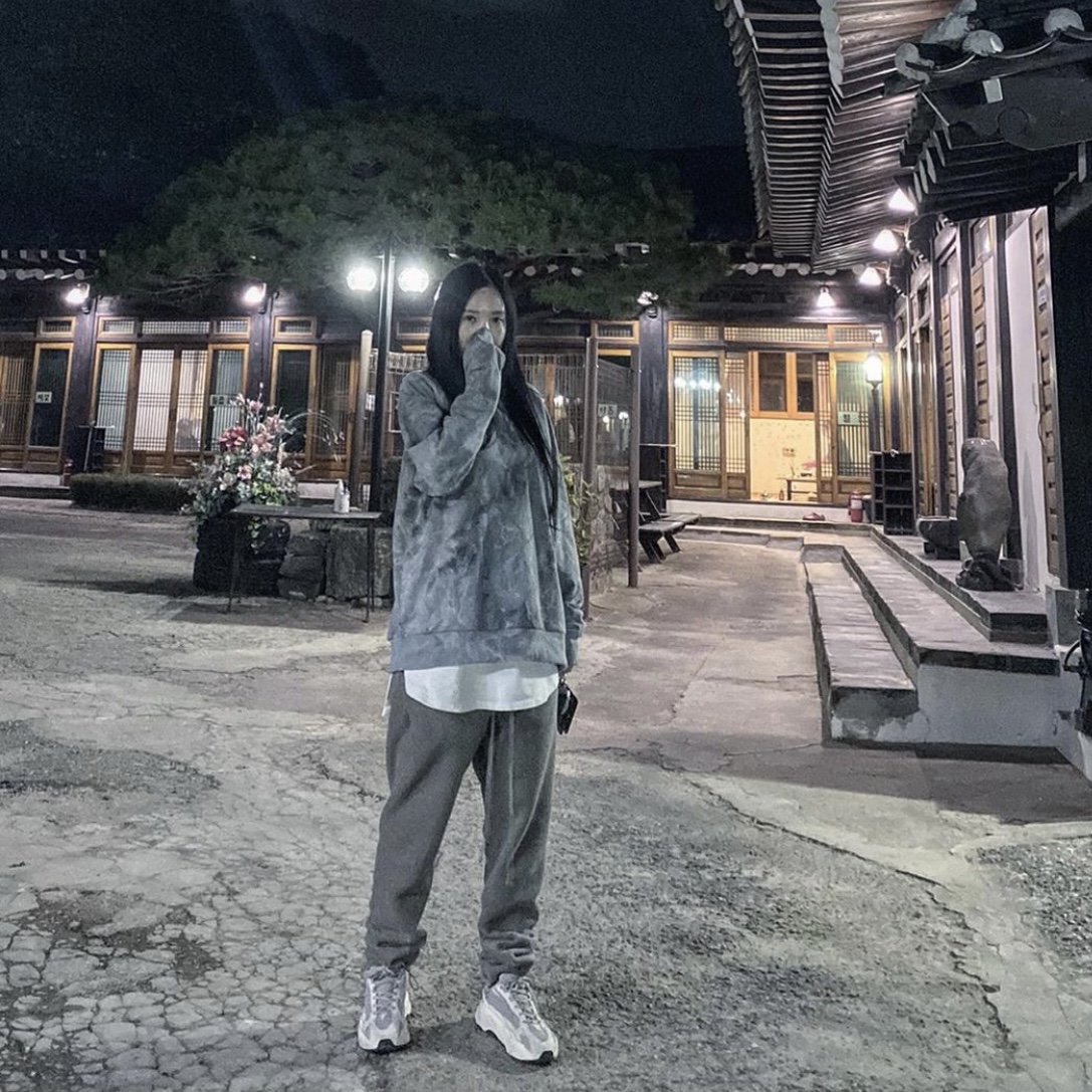 Adidas Yeezy Boost 700 V2 Static 2018 착용 스타일 - 1