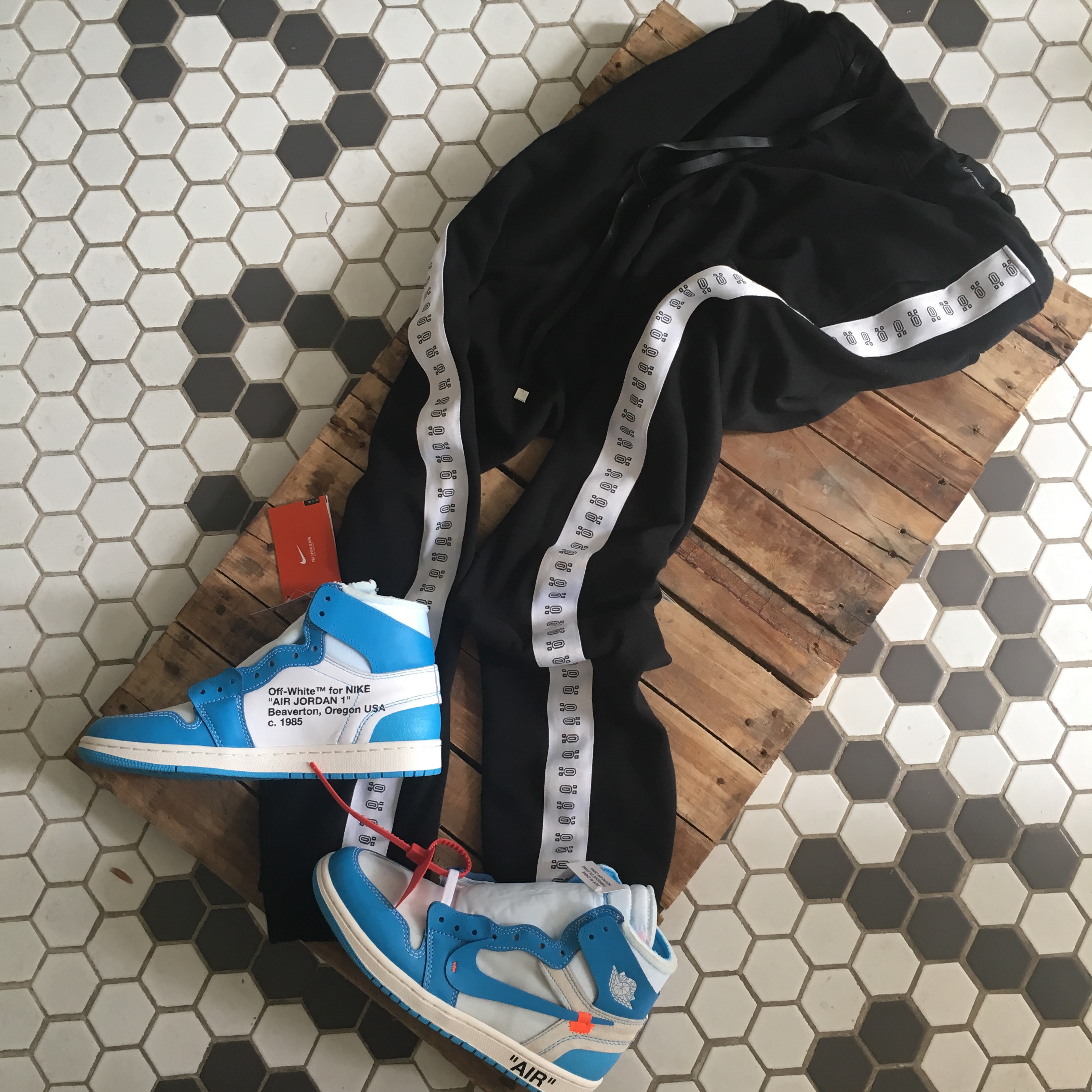 Jordan 1 x Off-White Retro High University Blue, Nike x Off-White Blazer Mid Off-White All Hallow's Eve 착용 스타일 - 1