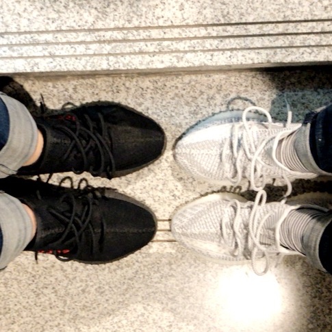 Adidas Yeezy Boost 350 V2 Black Red 2017, Adidas Yeezy Boost 350 V2 Static - Non-Reflective 2018 착용 스타일