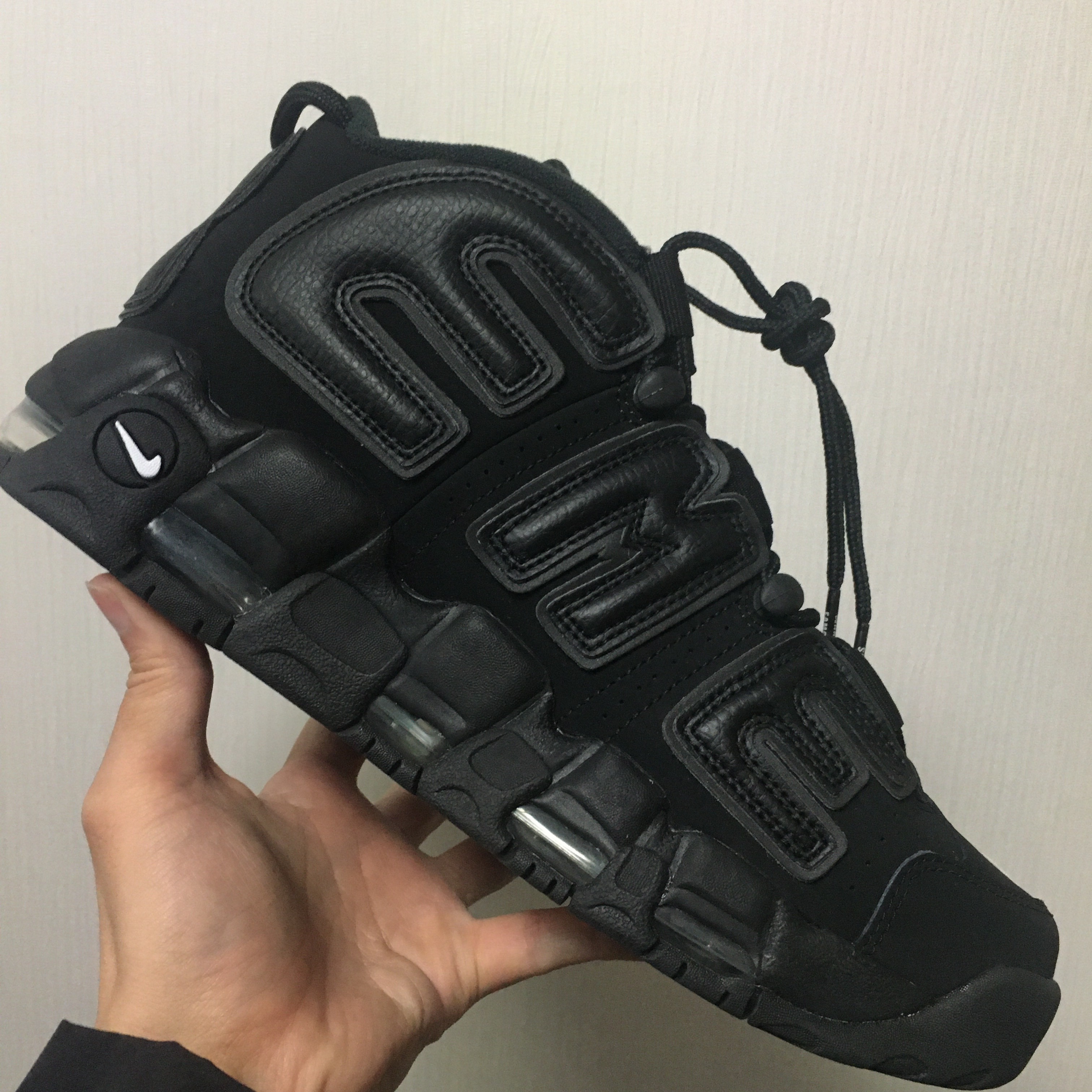 Nike x Supreme Air More Uptempo Suptempo Black 착용 스타일 - 4