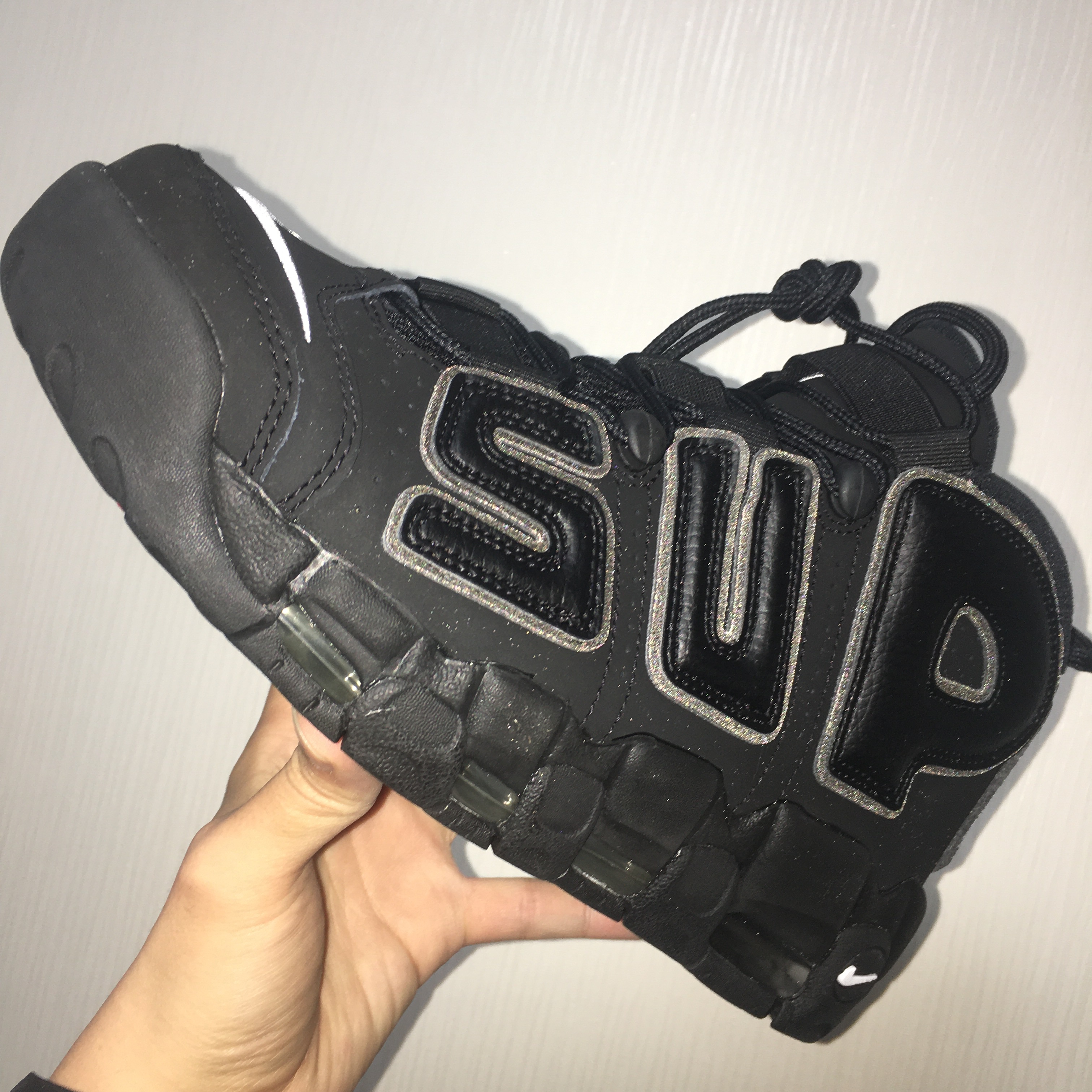 Nike x Supreme Air More Uptempo Suptempo Black 착용 스타일 - 2