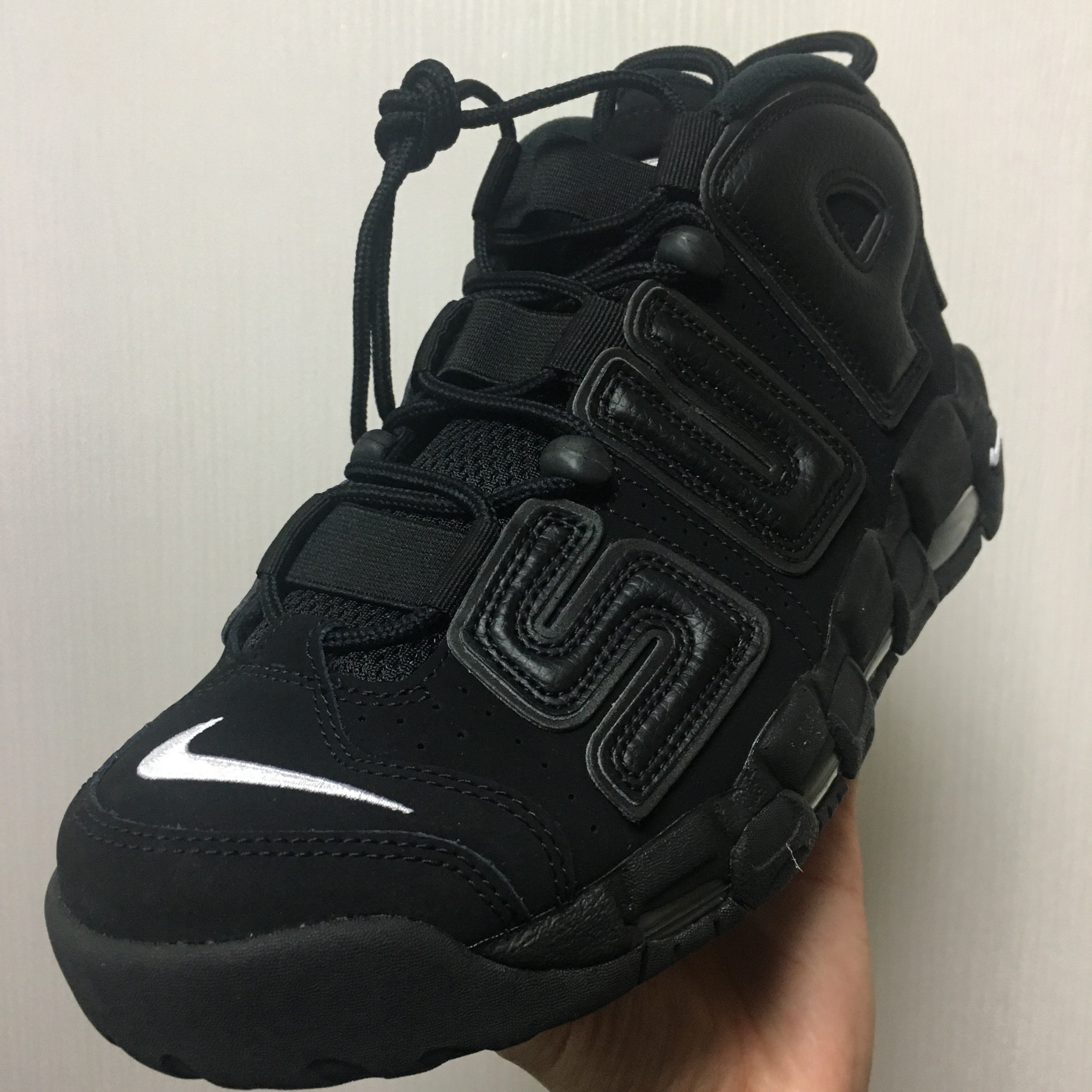 Nike x Supreme Air More Uptempo Suptempo Black 착용 스타일 - 3