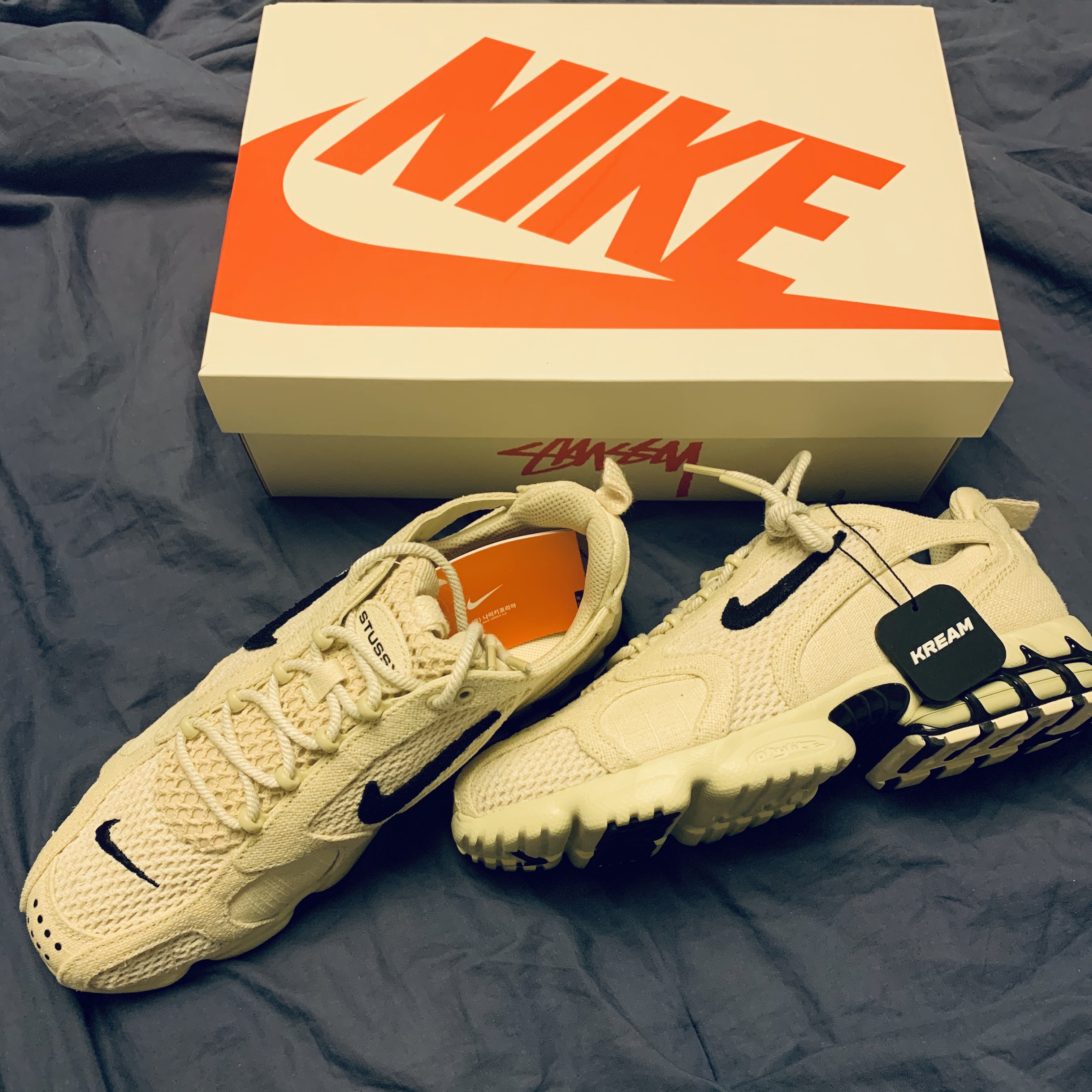 Nike x Stussy Air Zoom Spiridon Cage 2 Fossil 착용 스타일 - 3