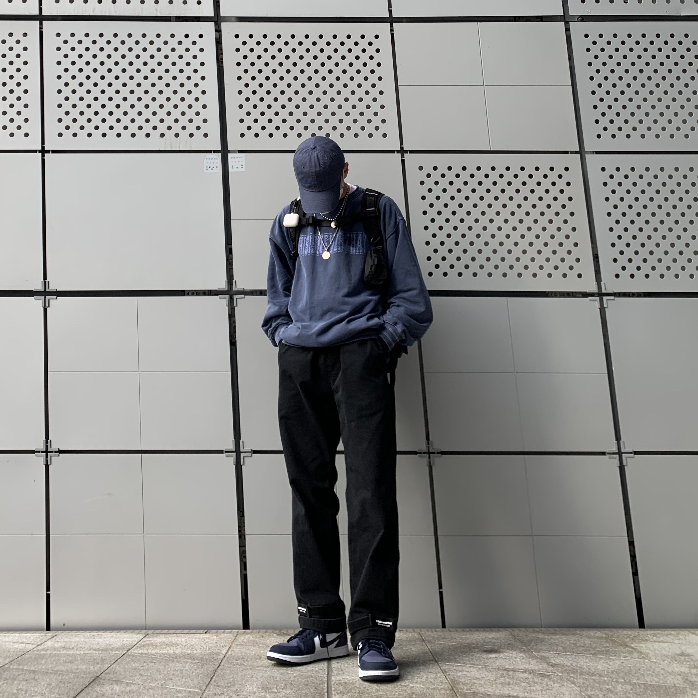 Jordan 1 Mid Obsidian Sanded Purple 착용 스타일 - 1