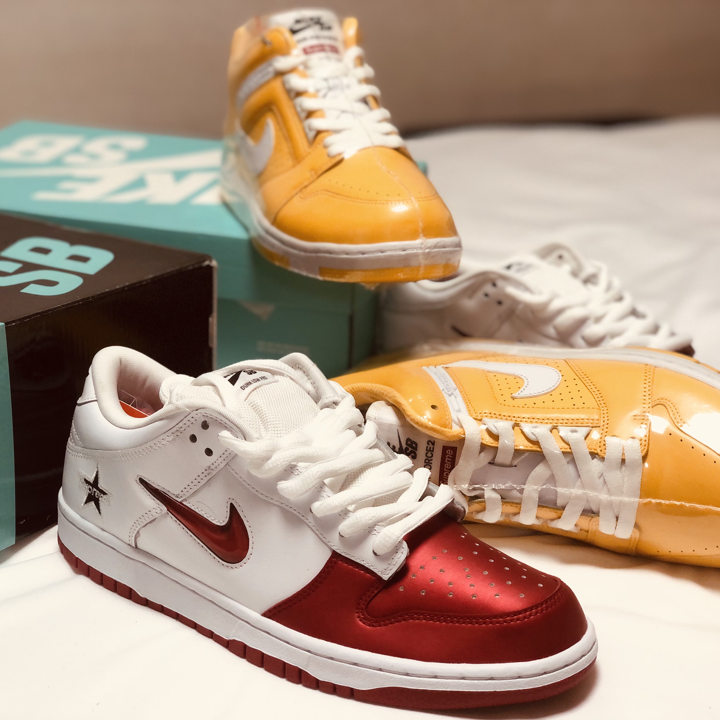 Nike x Supreme SB Dunk Low Jewel Swoosh Red, Nike x Supreme SB Air Force 2 Low Yellow 착용 스타일