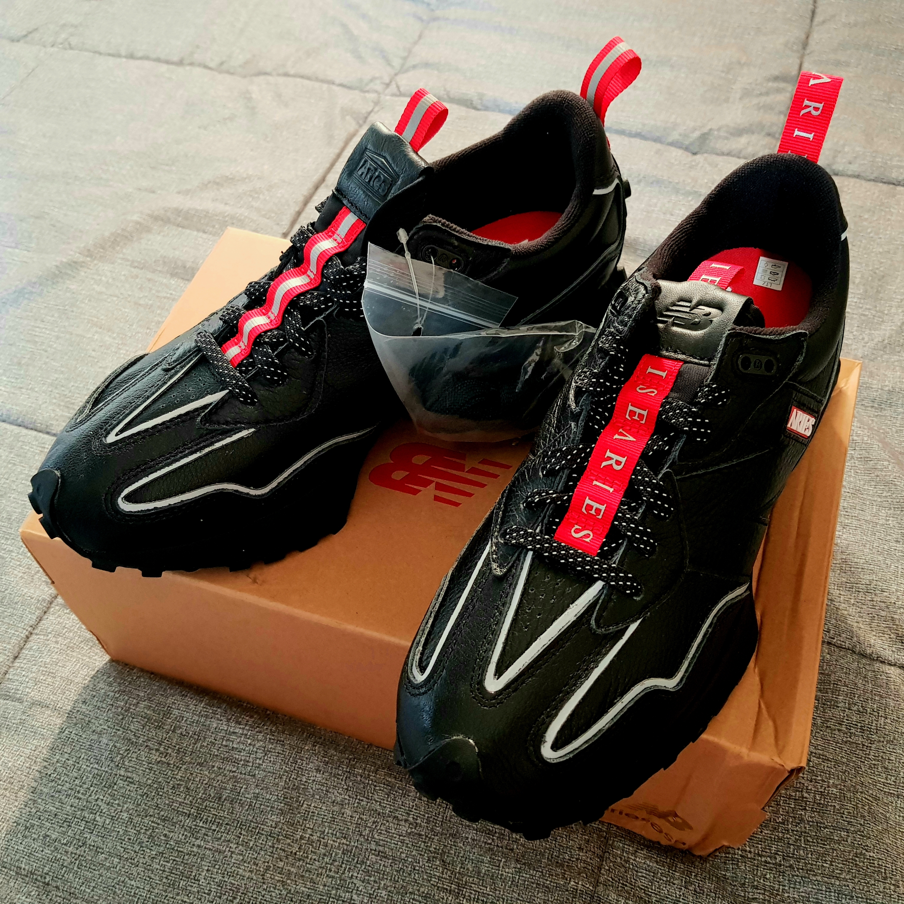 New Balance x Aries 327 Black 착용 스타일 - 1