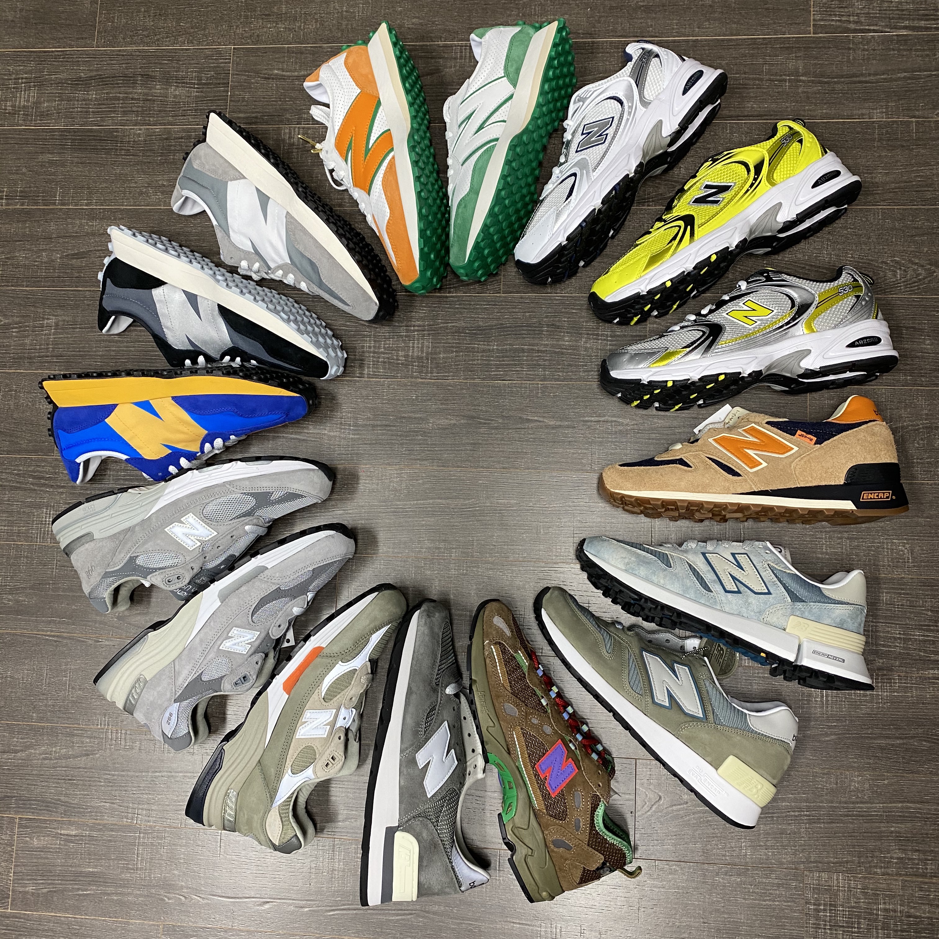 New Balance x Casablanca 327 Idealist Green, New Balance x Casablanca 327 Idealist Orange 착용 스타일