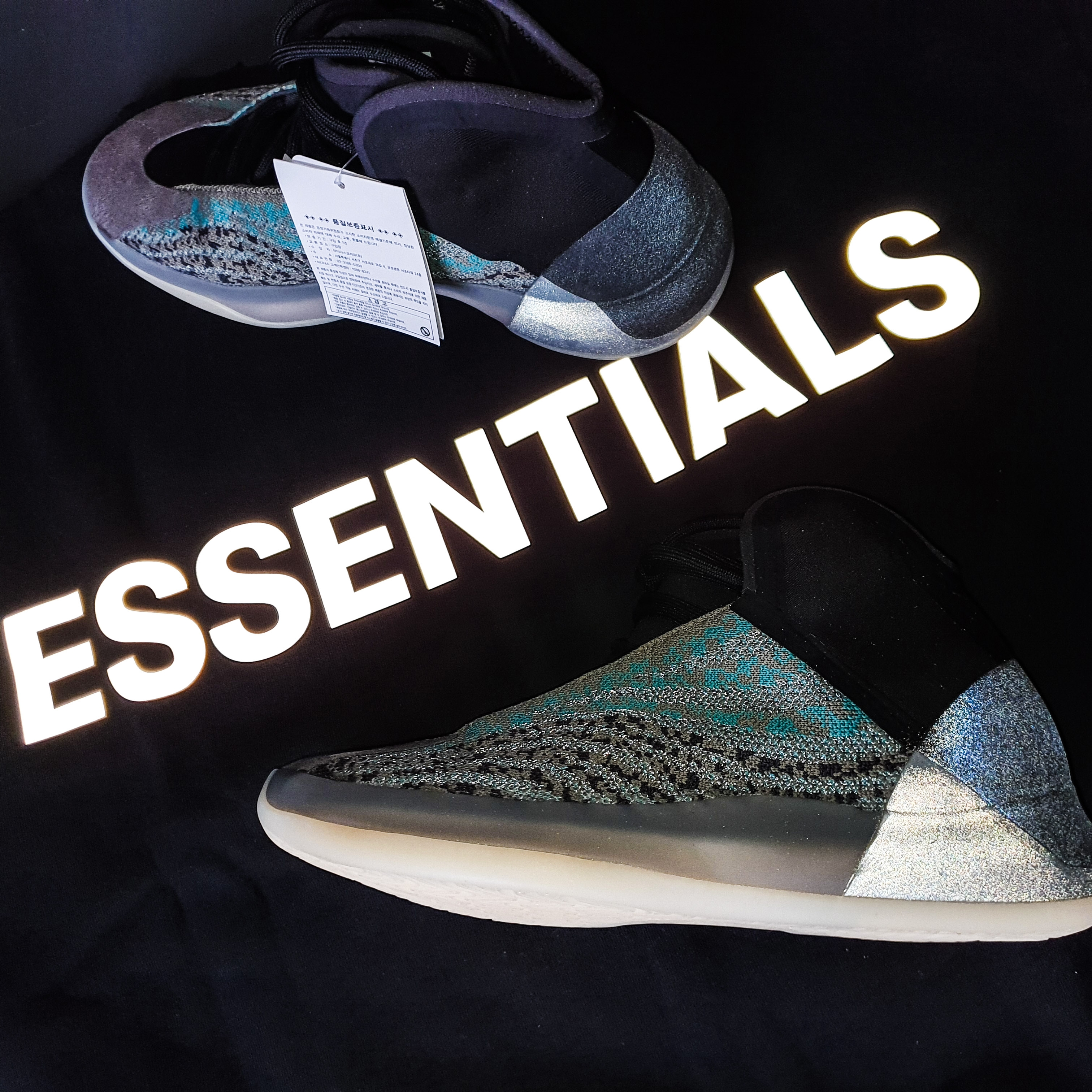 Adidas Yeezy QNTM Teal Blue 착용 스타일