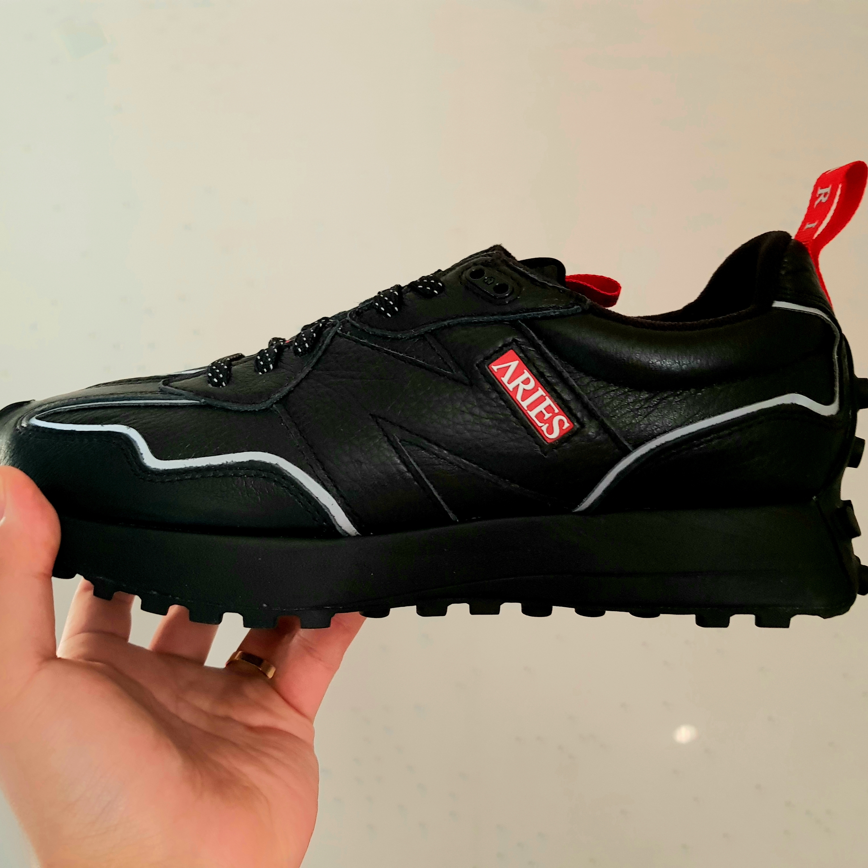 New Balance x Aries 327 Black 착용 스타일 - 2