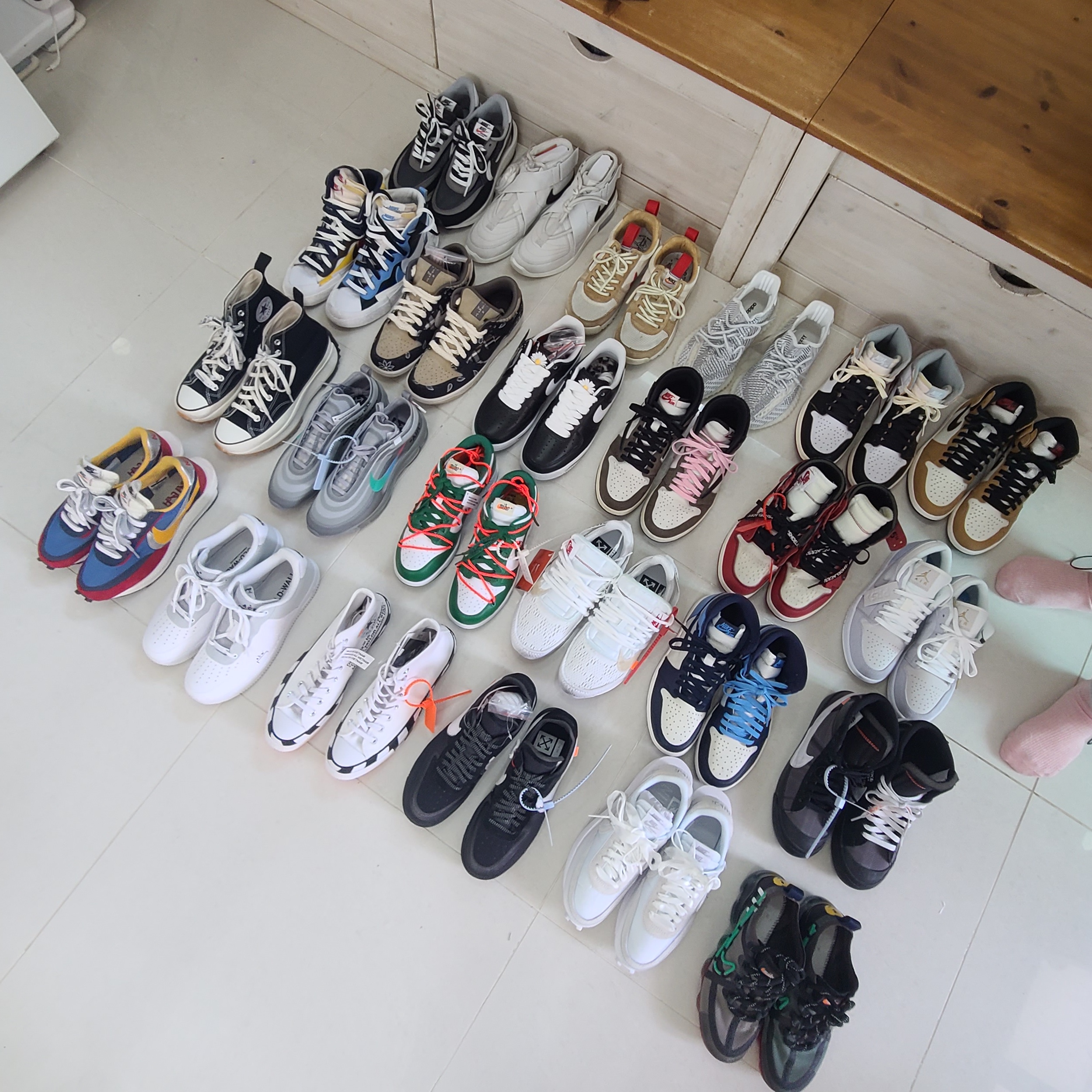 Nike x Off-White Dunk Low Pine Green, Nike x Off-White Air Force 1 Low Black White 착용 스타일