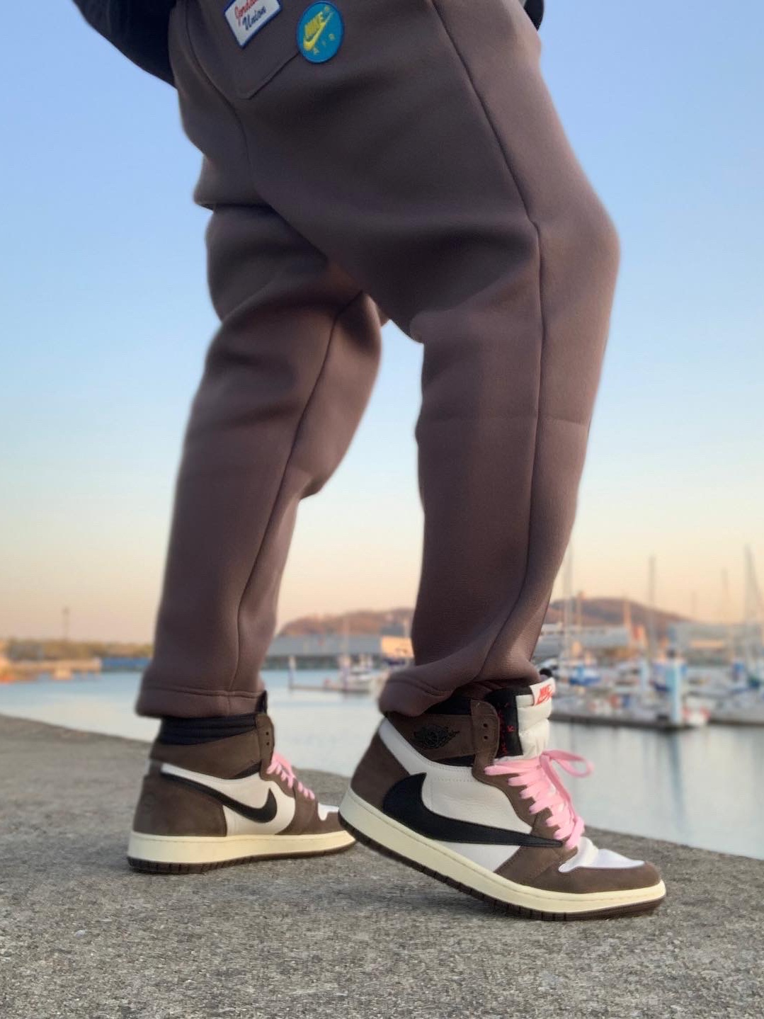 Jordan 1 x Travis Scott Retro High OG SP Mocha 착용 스타일 - 1
