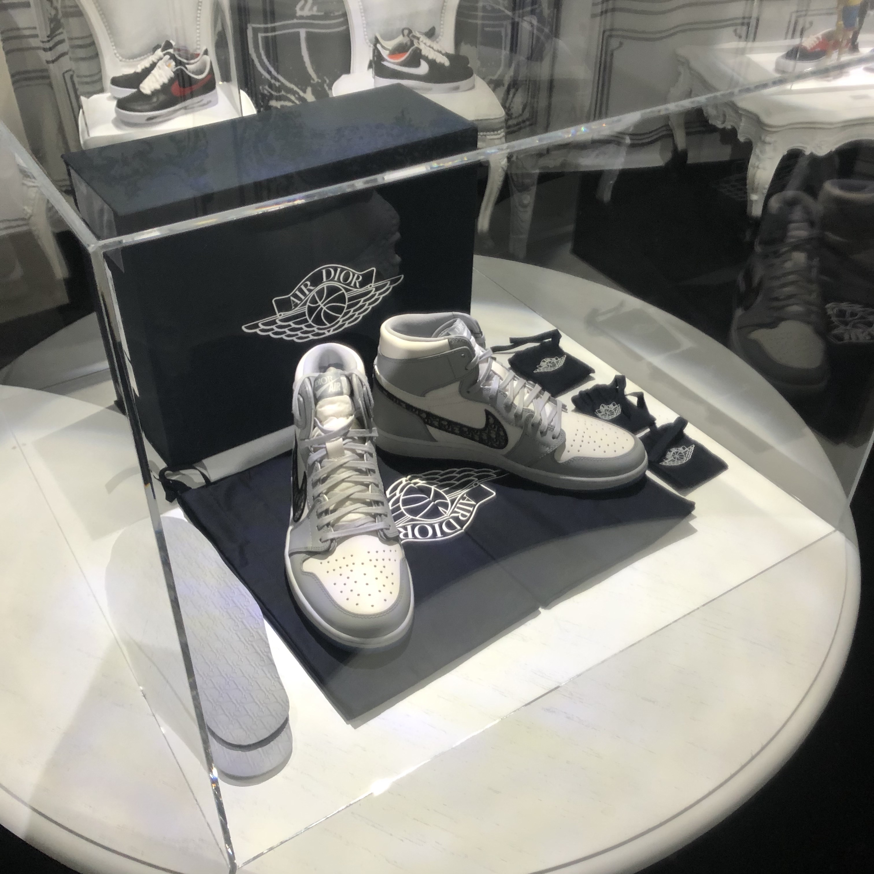Jordan 1 x Dior High OG, Nike x Kasina Dunk Low 80's Bus 착용 스타일 - 2