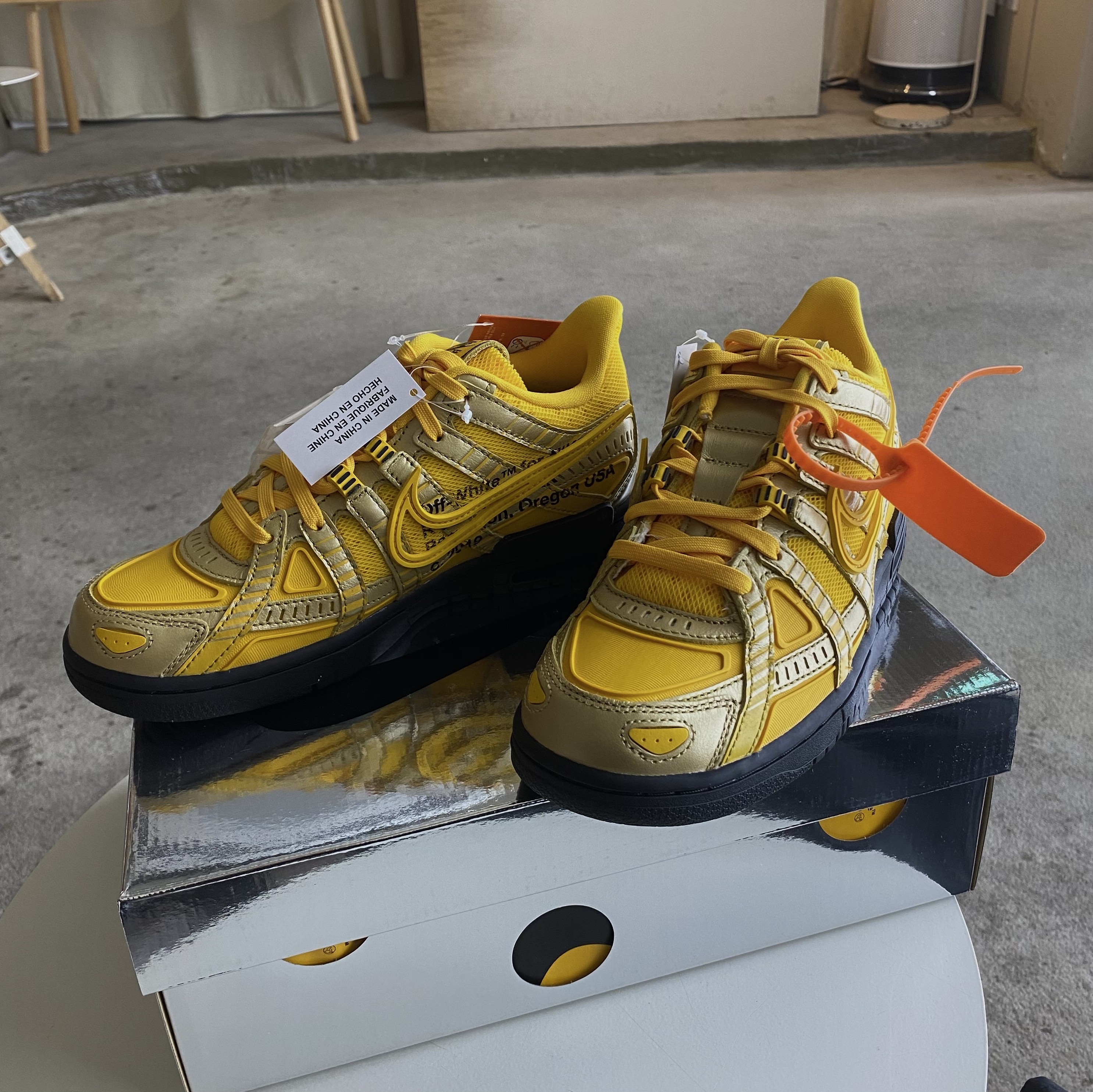 (W) Maison Margiela Tabi Low Black, Nike x Off-White Air Rubber Dunk University Gold 착용 스타일 - 4