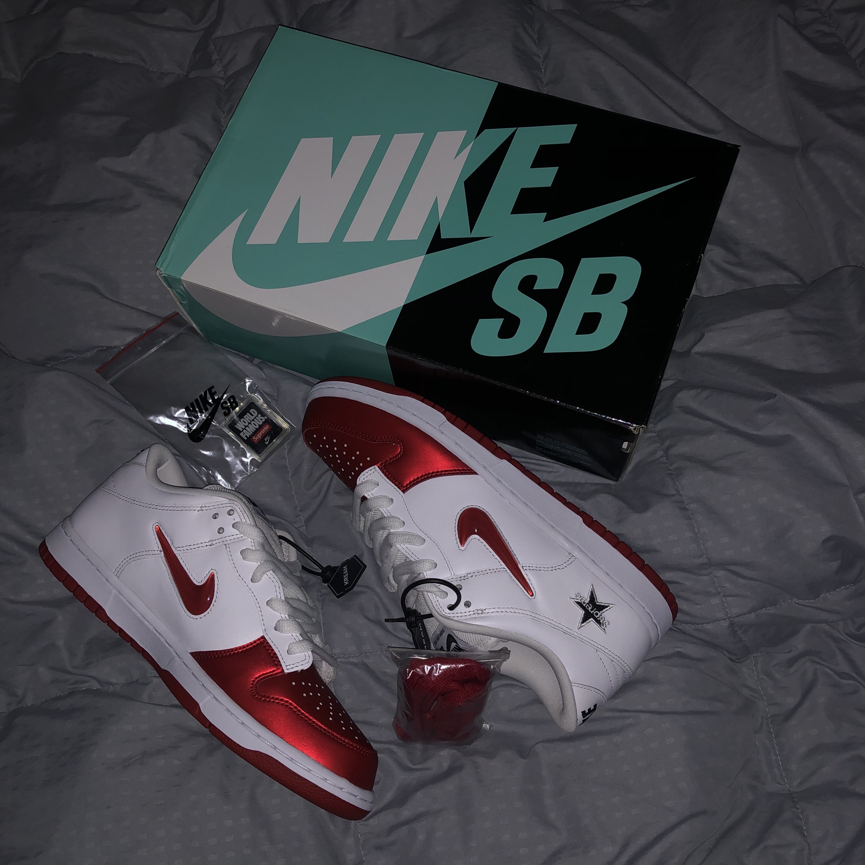 Nike x Supreme SB Dunk Low Jewel Swoosh Red 착용 스타일