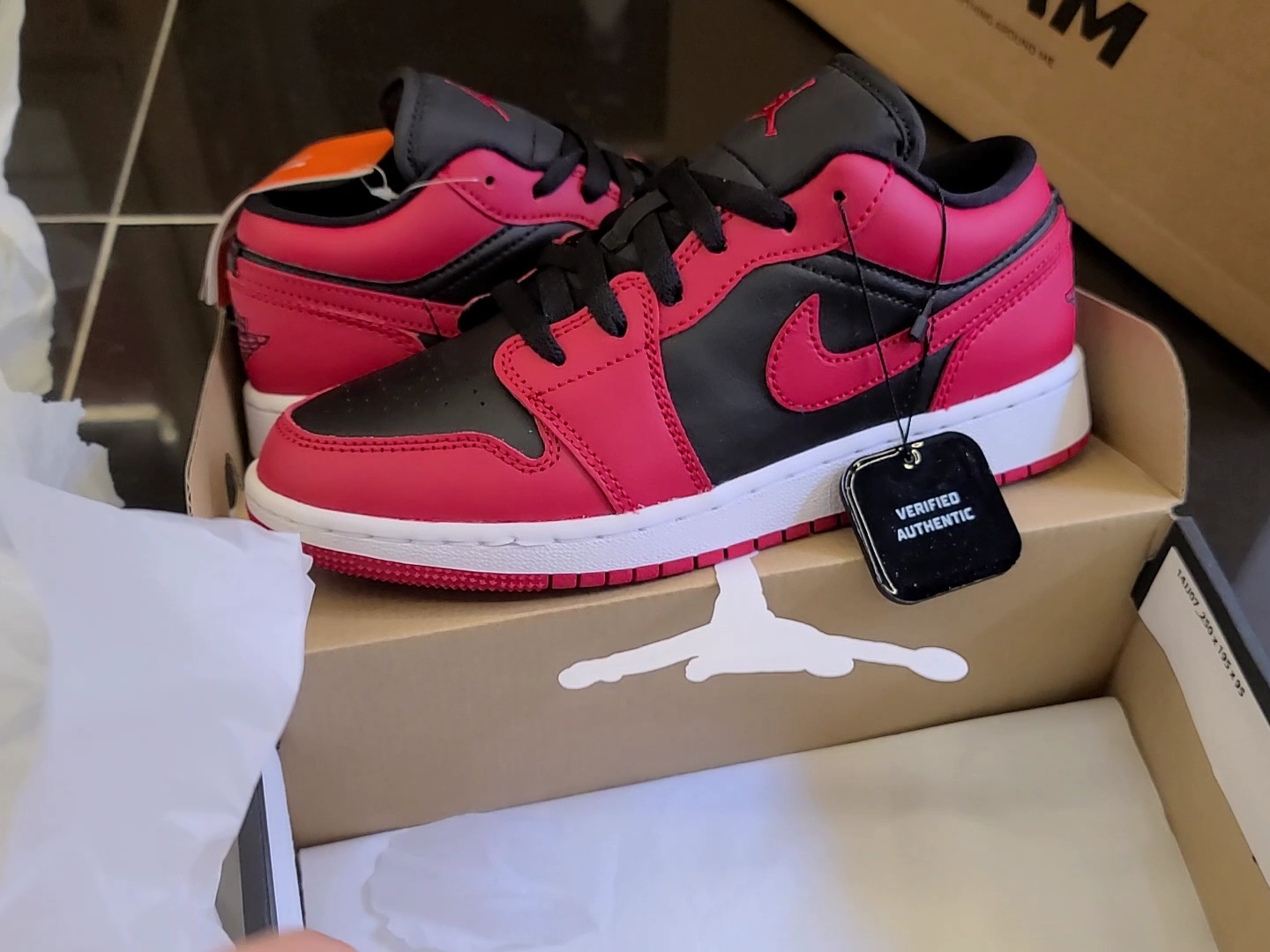 (GS) Jordan 1 Low Varsity Red, Vans x Vivienne Westwood Authentic Anglomania Blue 착용 스타일 - 1