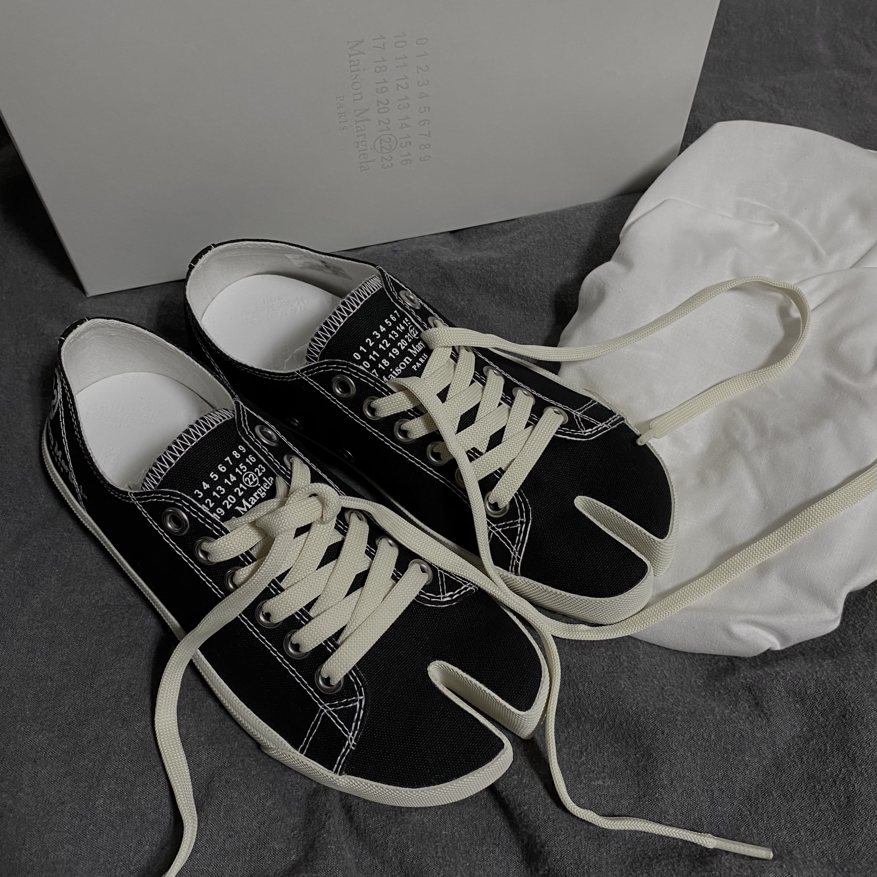 (W) Maison Margiela Tabi Low Black, Nike x Off-White Air Rubber Dunk University Gold 착용 스타일 - 1