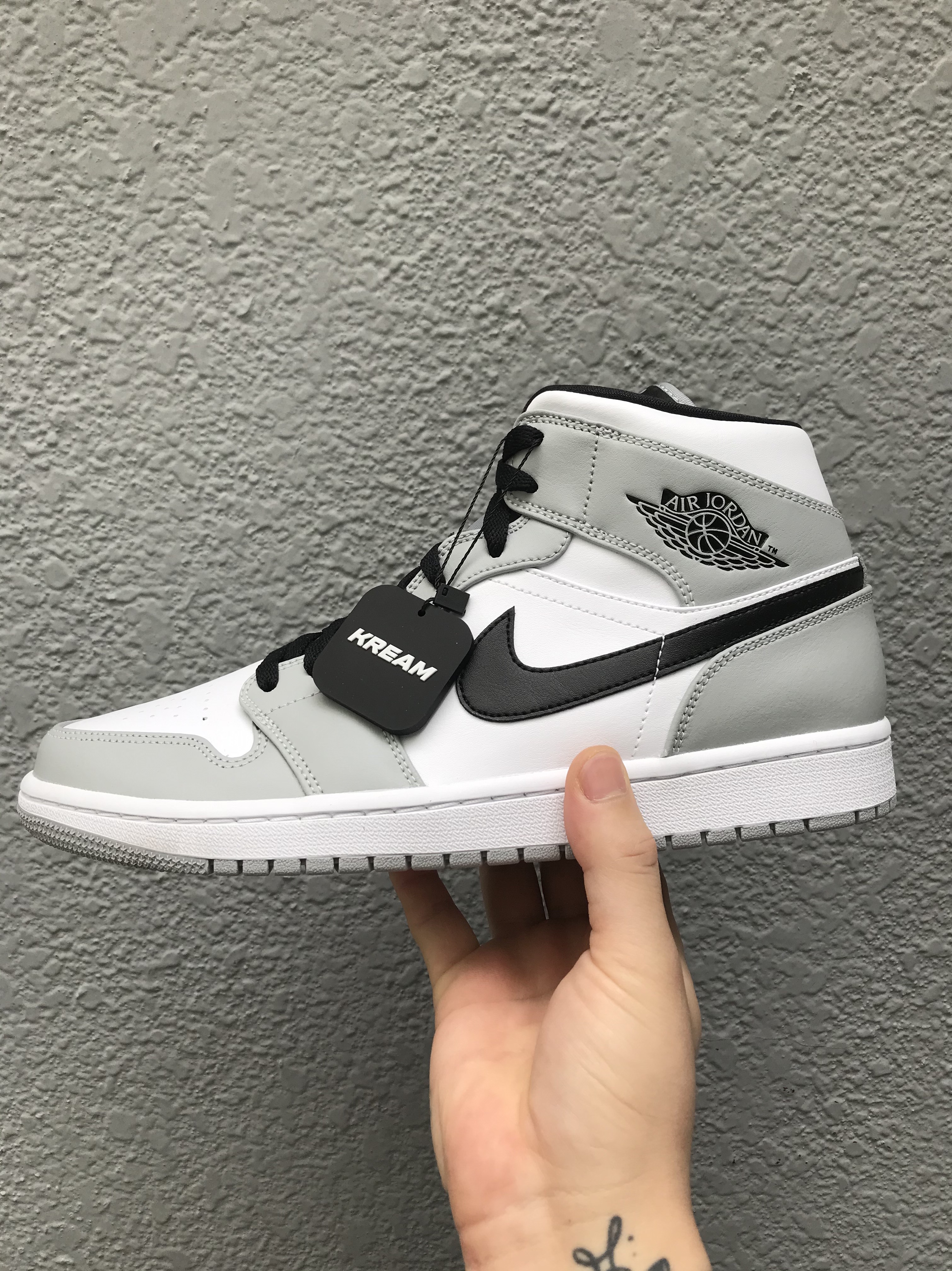 Jordan 1 Mid Light Smoke Grey 착용 스타일