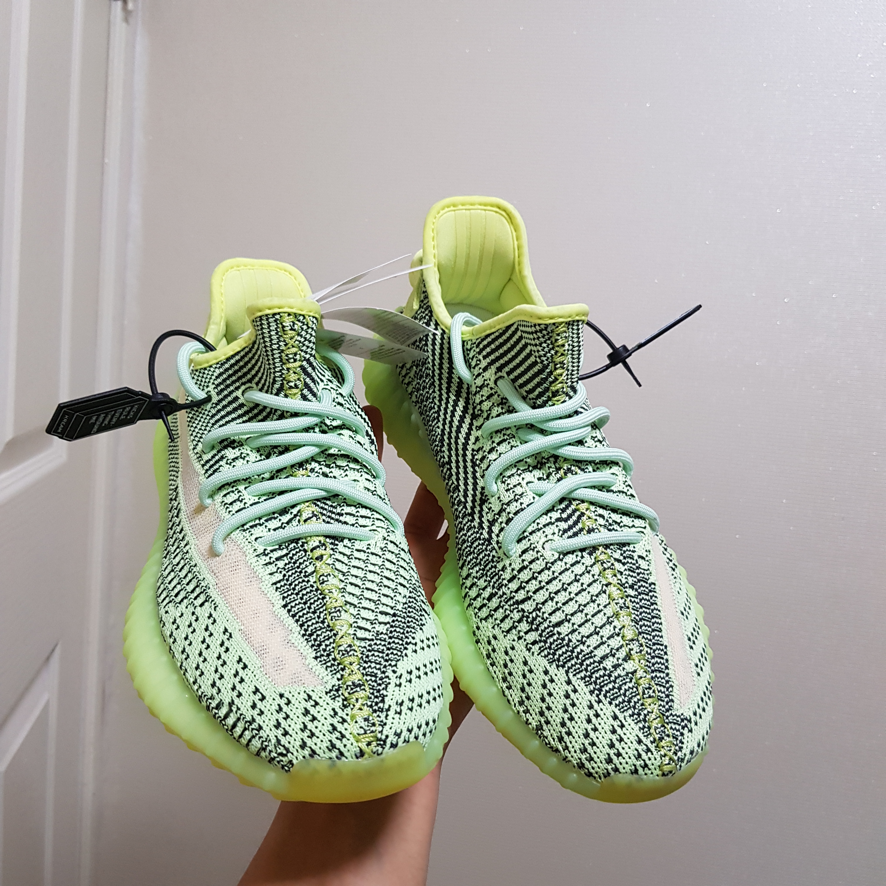 Adidas Yeezy Boost 350 V2 Yeezreel - Non-Reflective 착용 스타일 - 2