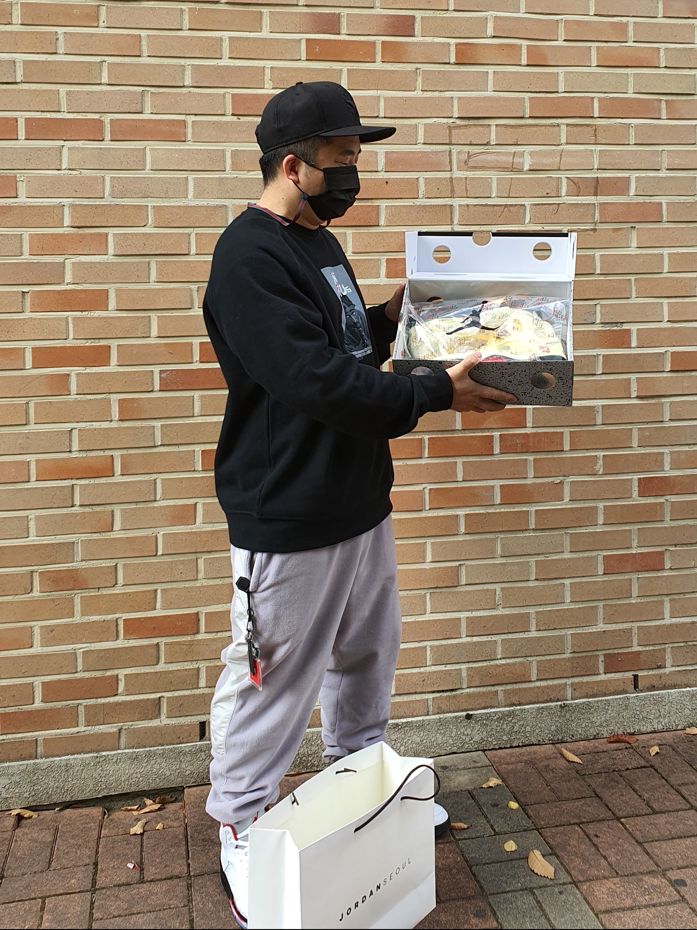 Jordan 5 Retro Fire Red Silver Tongue 2020, Jordan 5 x Off-White Retro SP Sail Fire Red 착용 스타일 - 2