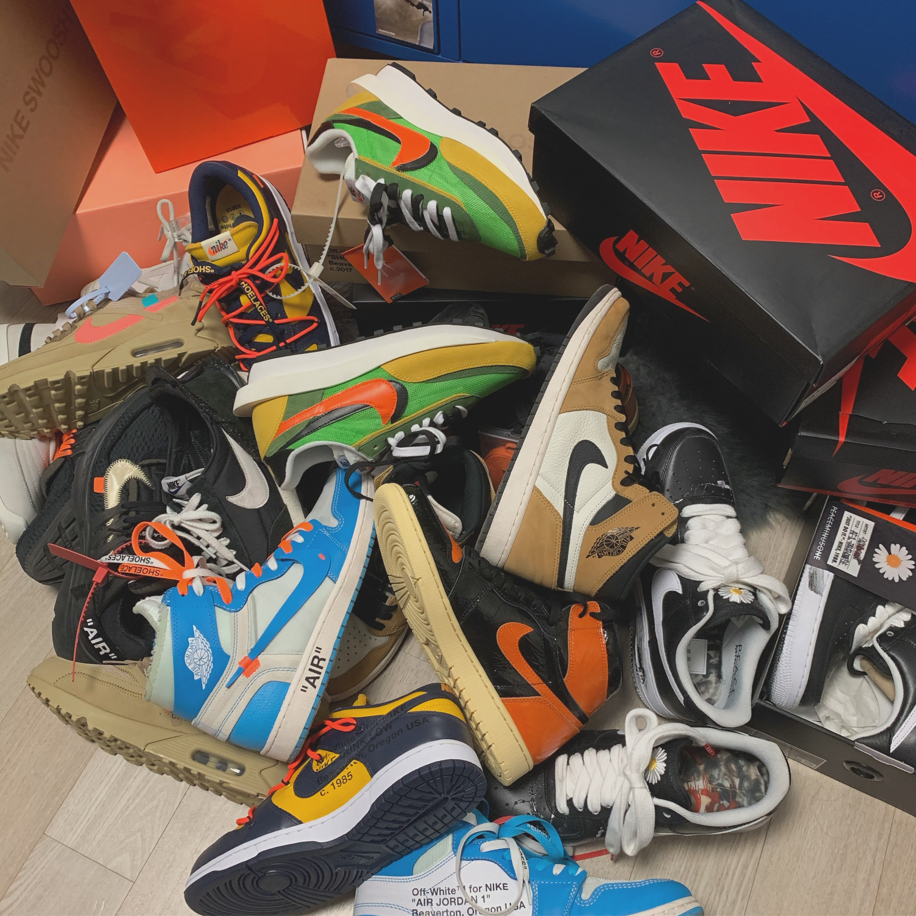 Nike x Sacai LDWaffle Green Multi, Nike x Off-White Dunk Low University Gold Midnight Navy 착용 스타일