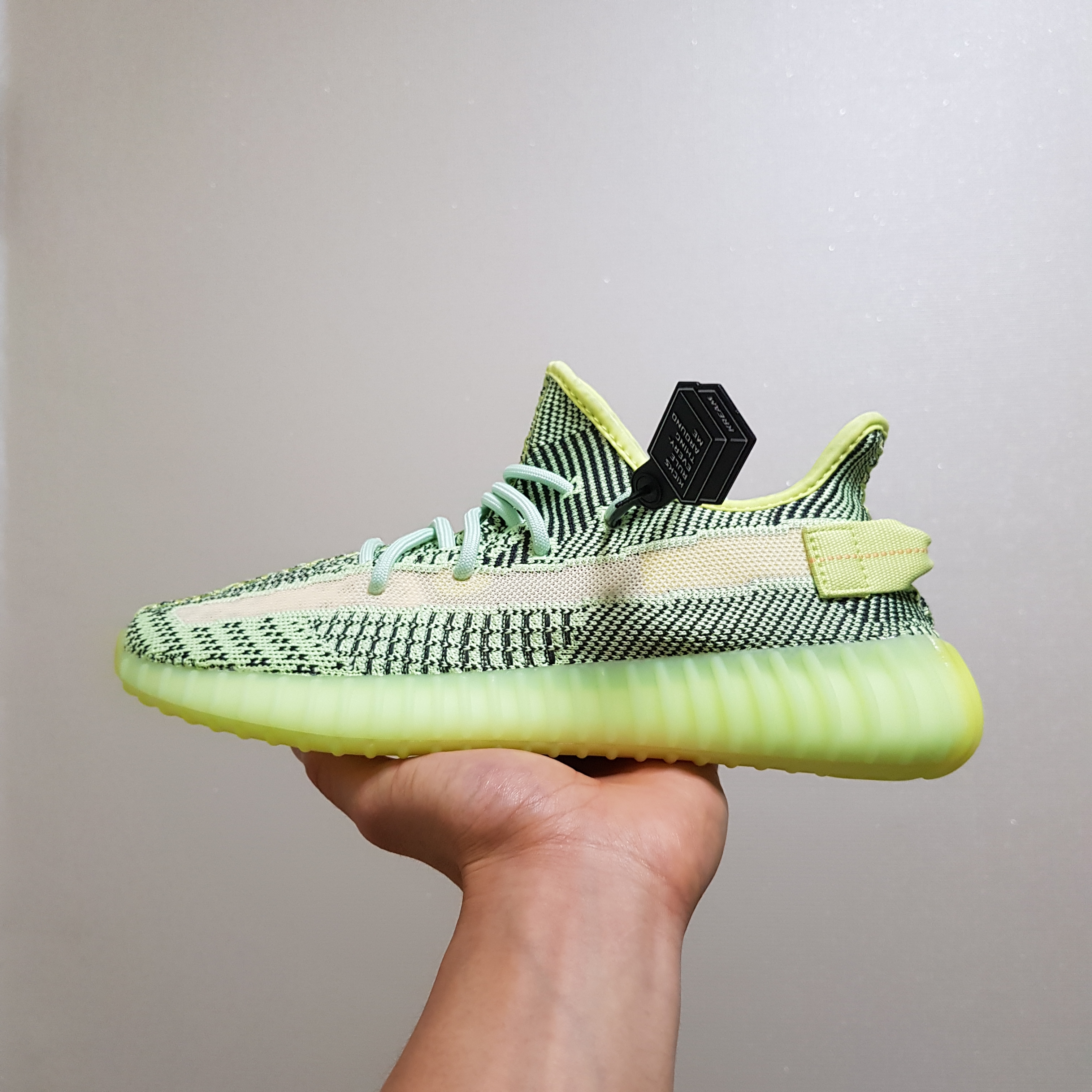 Adidas Yeezy Boost 350 V2 Yeezreel - Non-Reflective 착용 스타일 - 1