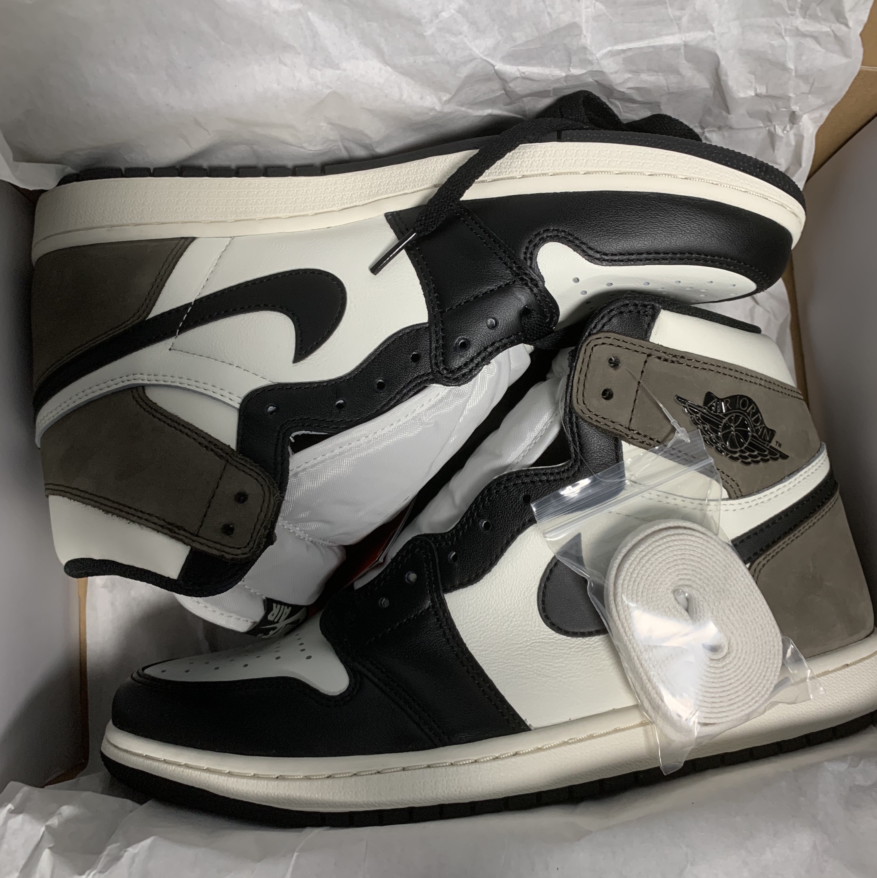 Jordan 1 Retro High OG Black Mocha 착용 스타일 - 2