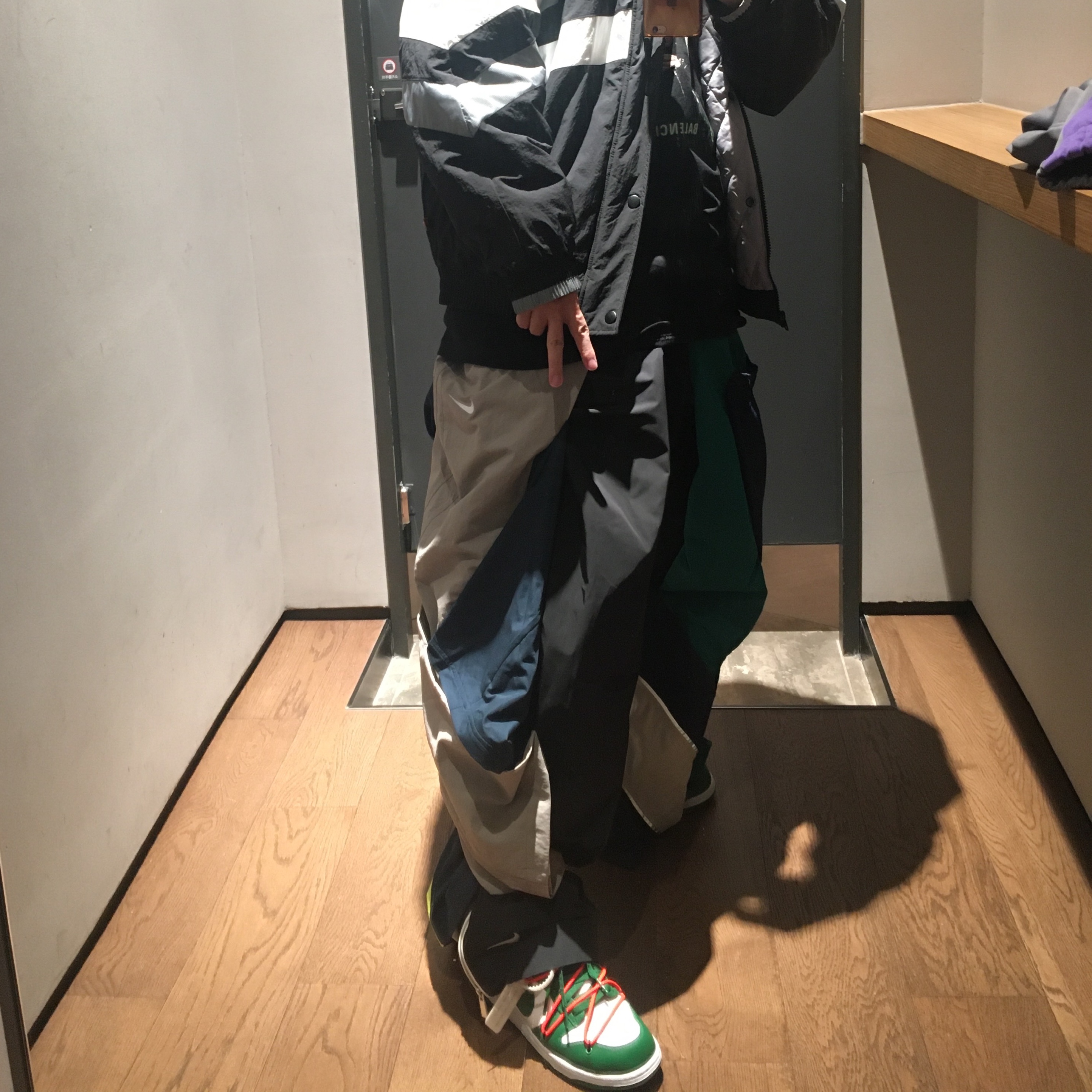Nike x Off-White Dunk Low Pine Green, Jordan 1 x Travis Scott Retro High OG SP Mocha 착용 스타일 - 1