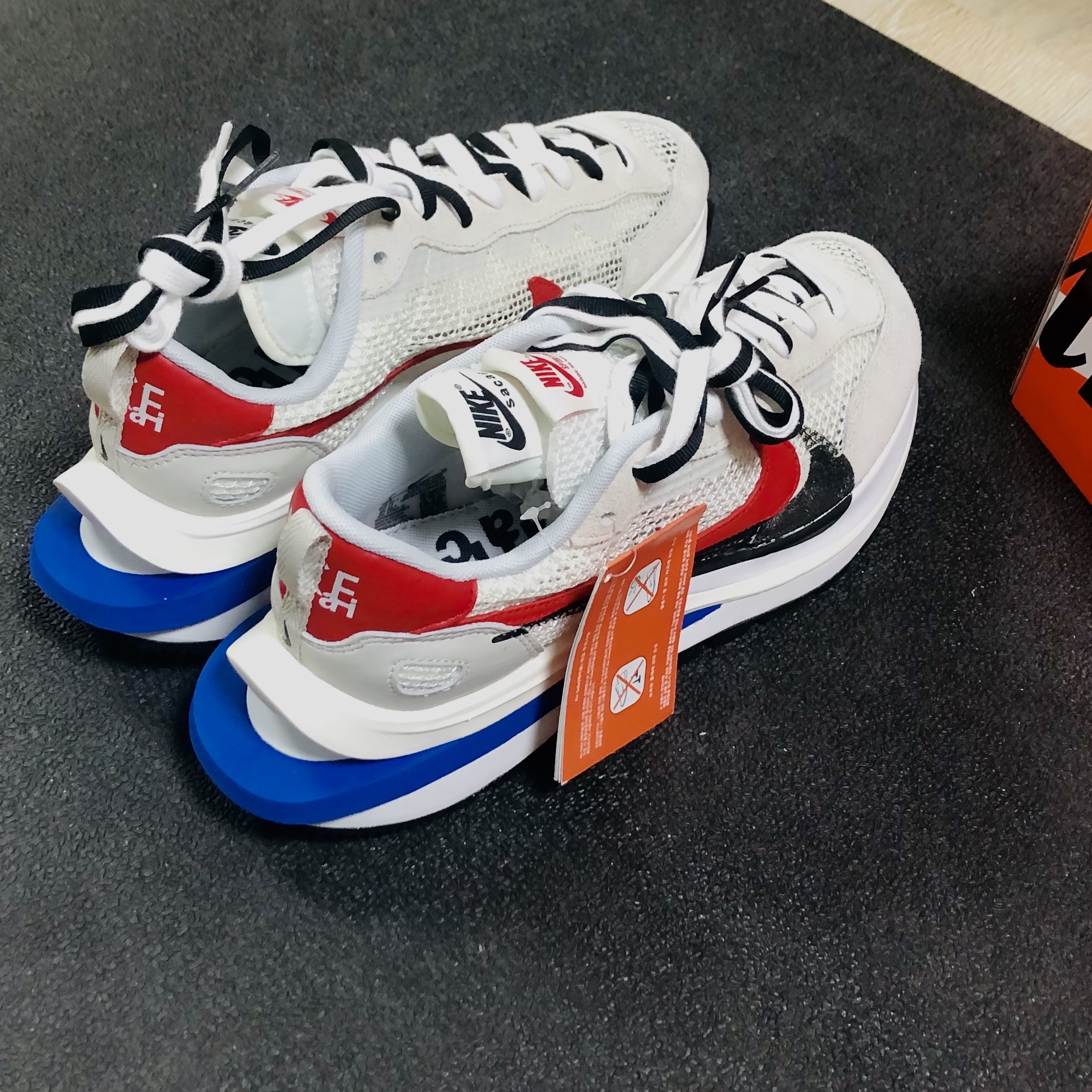 Nike x Sacai VaporWaffle Royal Fuchsia 착용 스타일