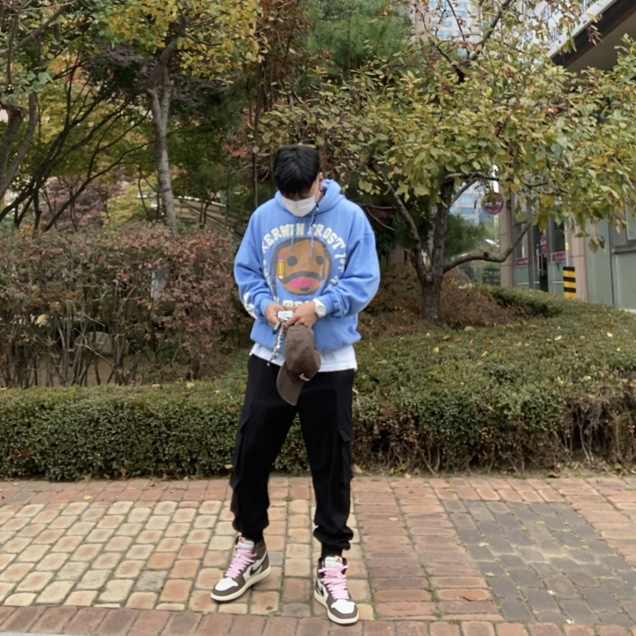 Jordan 1 x Travis Scott Retro High OG SP Mocha 착용 스타일 - 2