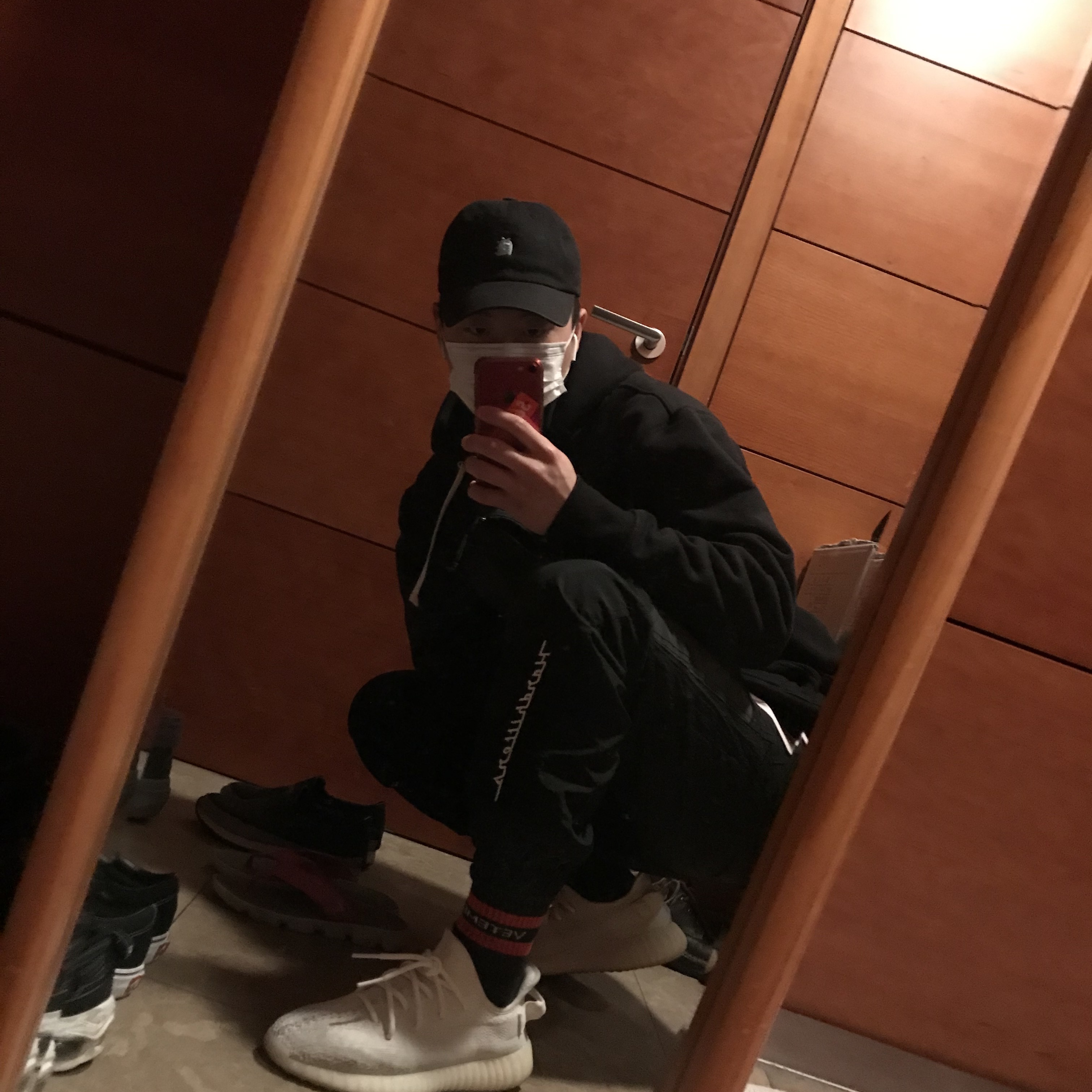 Adidas Yeezy Boost 350 V2 Cream/Triple White 착용 스타일
