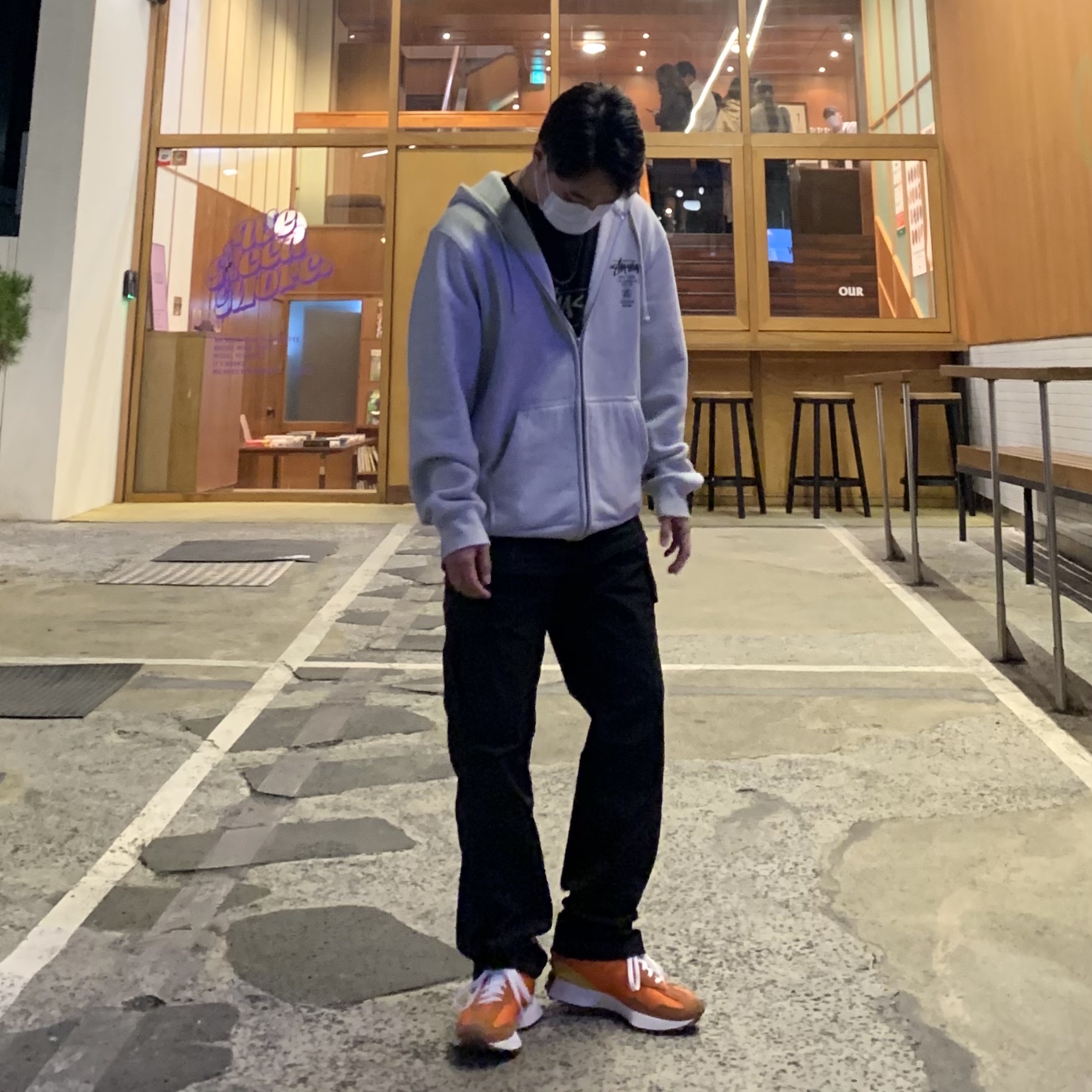 New Balance 327 Orange 착용 스타일 - 2