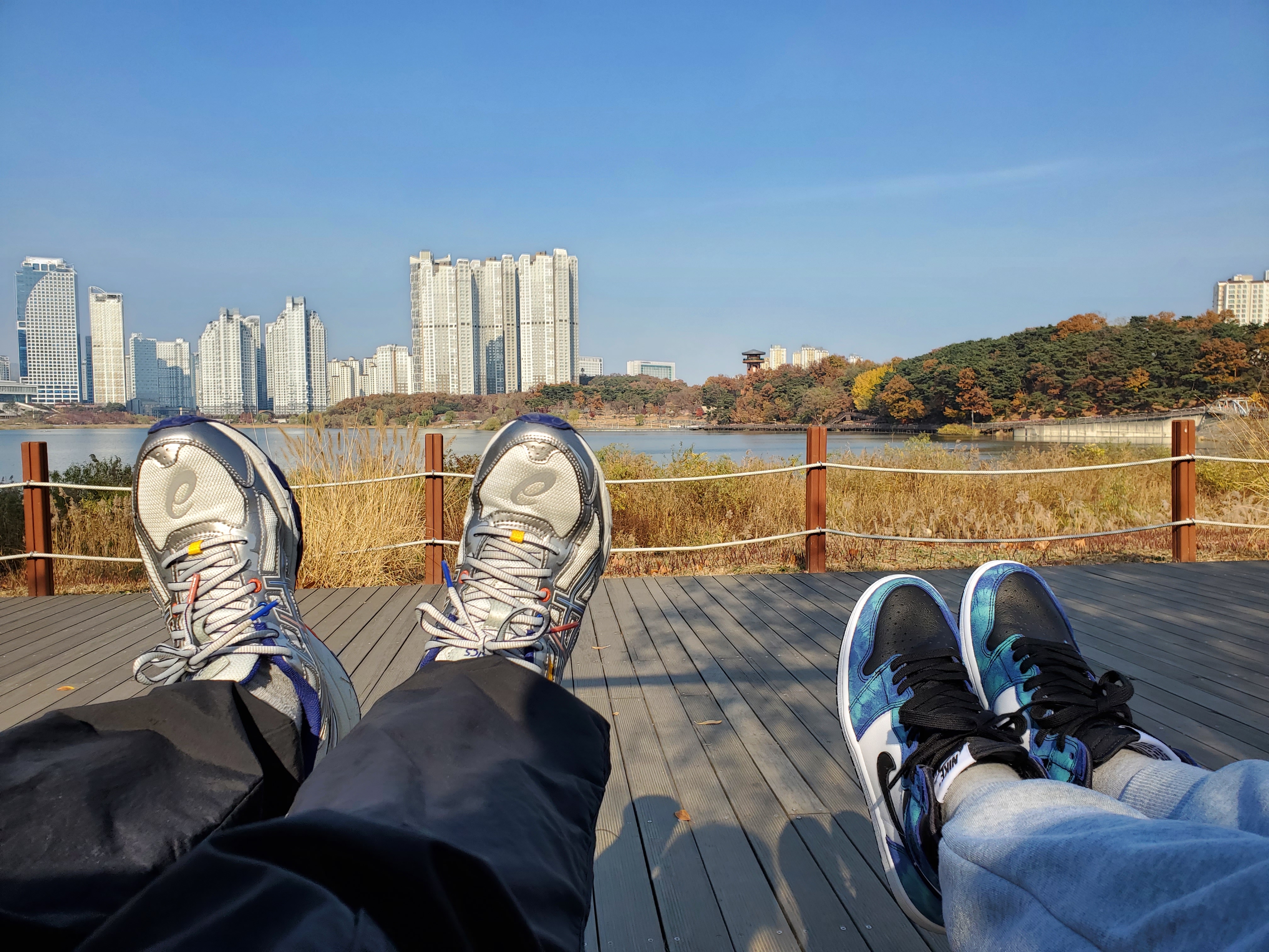 Asics x IAB Studio Gel-Venture 6, (W) Jordan 1 Retro High Tie-Dye 착용 스타일
