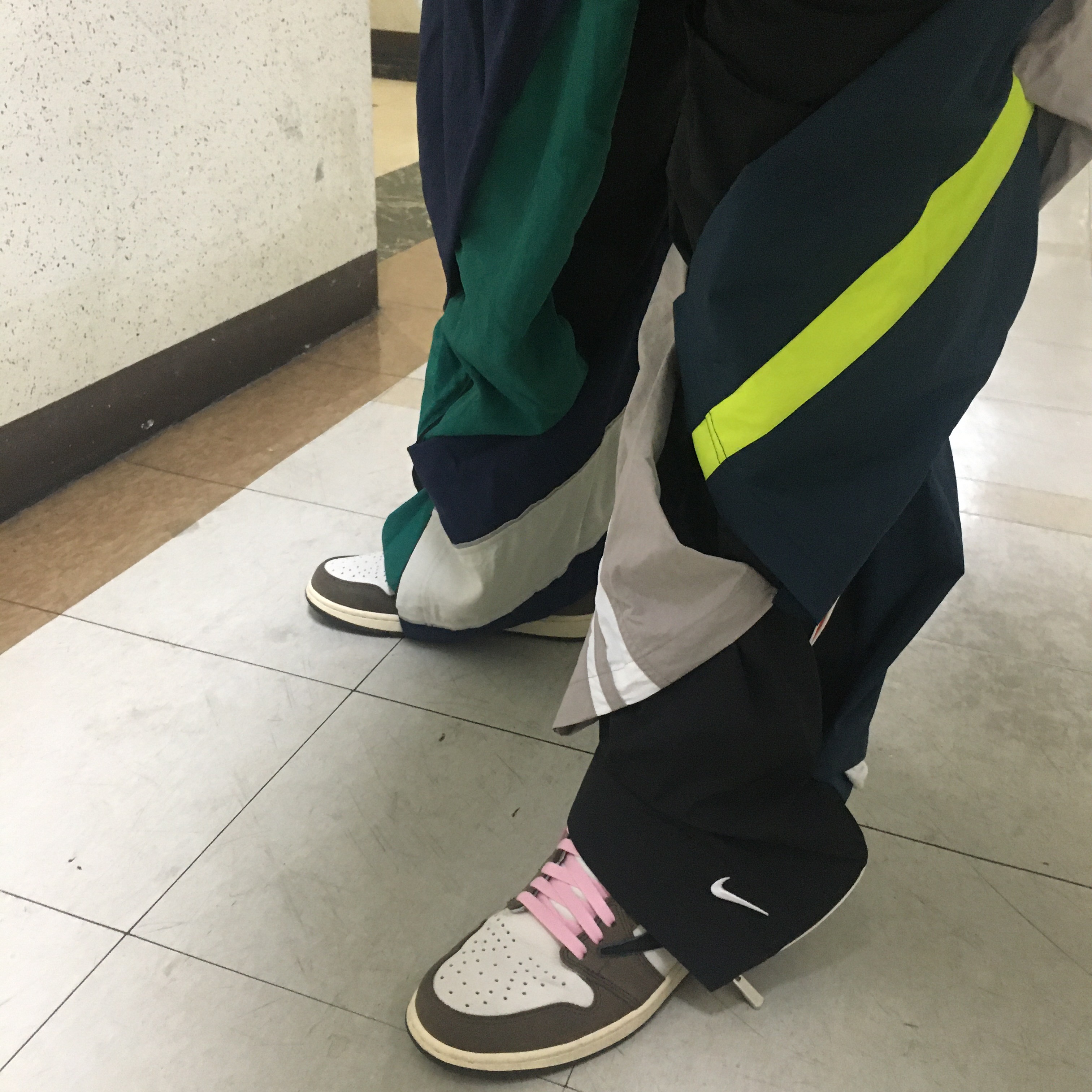 Nike x Off-White Dunk Low Pine Green, Jordan 1 x Travis Scott Retro High OG SP Mocha 착용 스타일 - 4