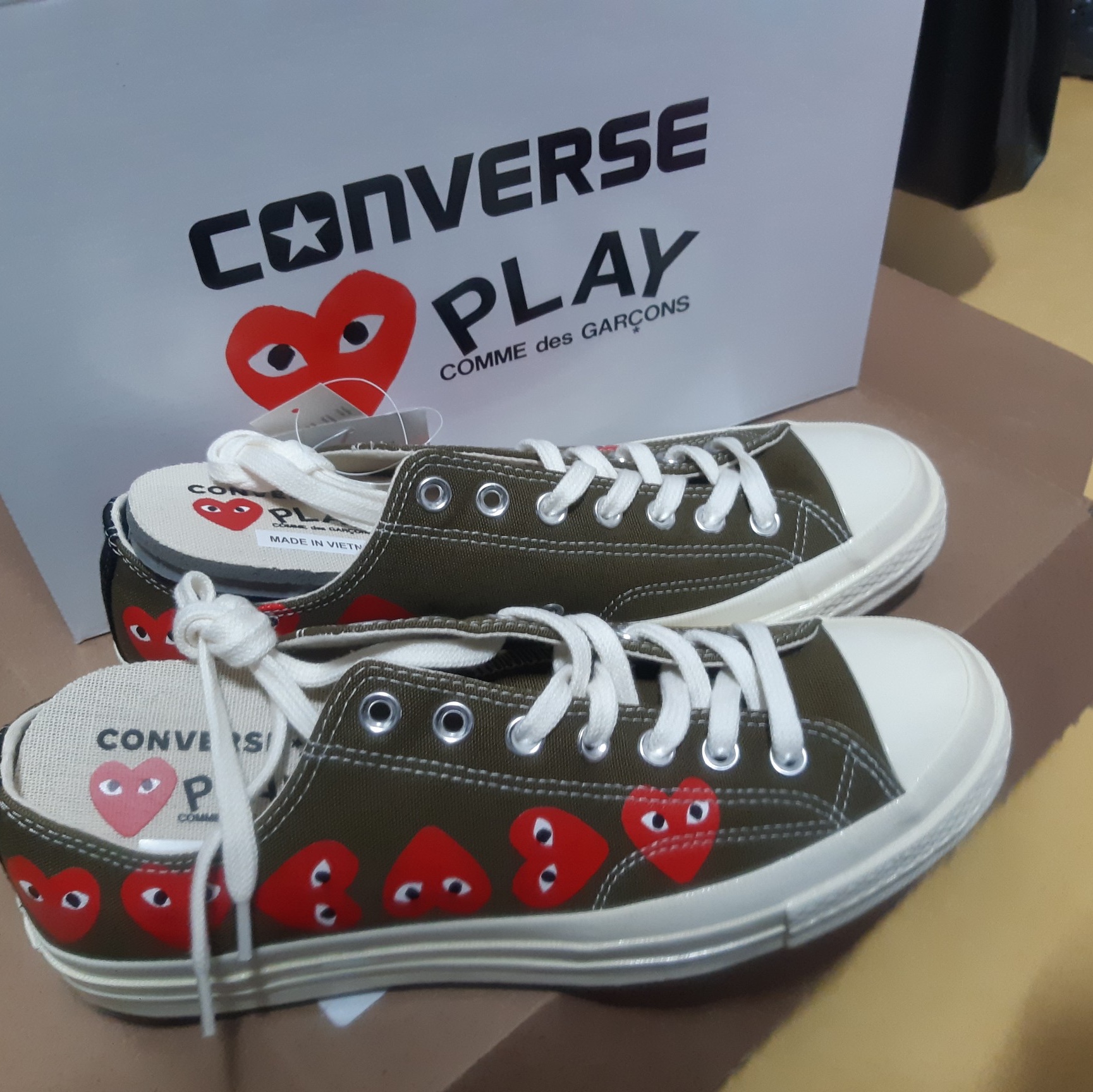 Converse x Play Comme des Garcons Chuck 70 Ox Multi Heart Green 착용 스타일