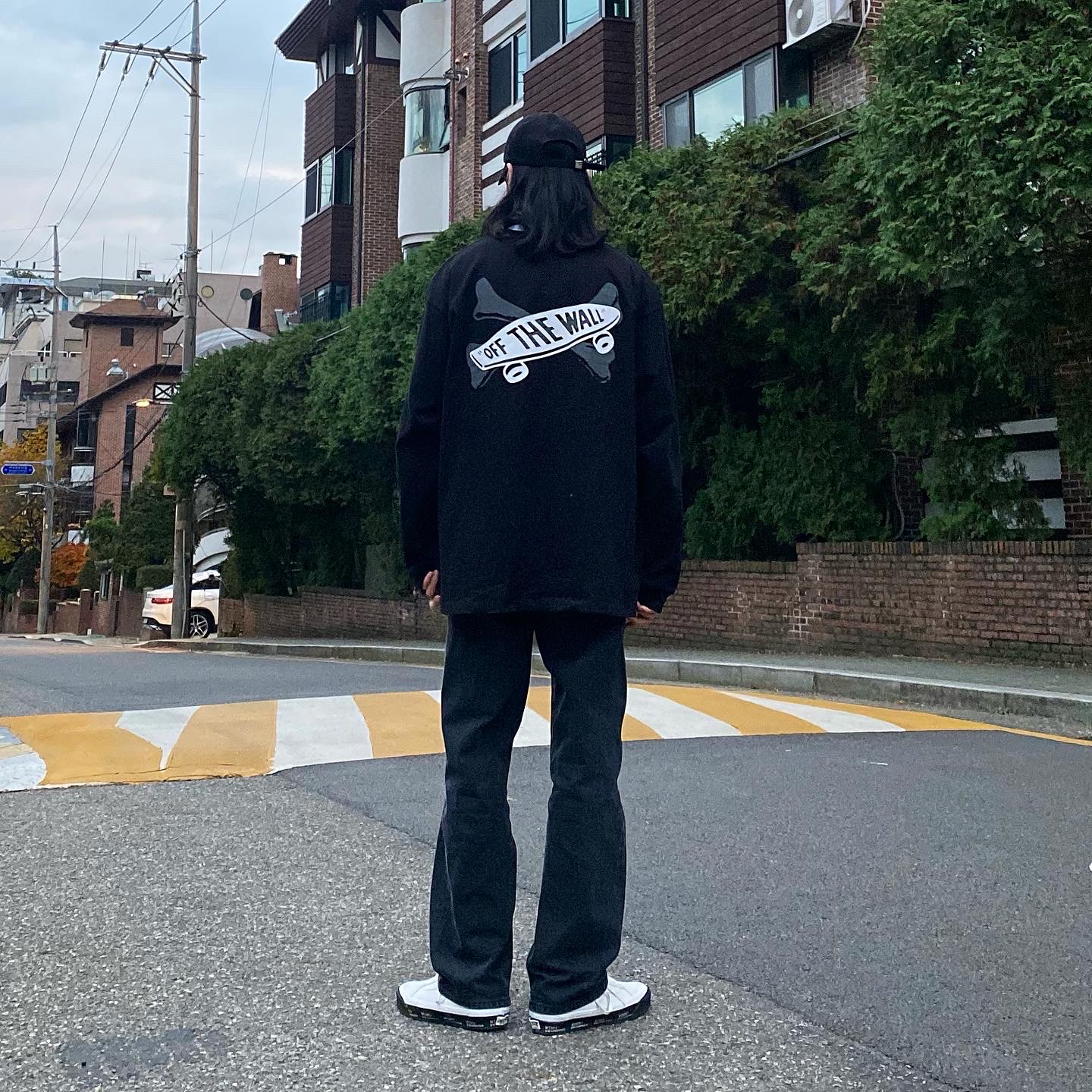Vans Vault x WTAPS Old Skool LX White Black 착용 스타일 - 2