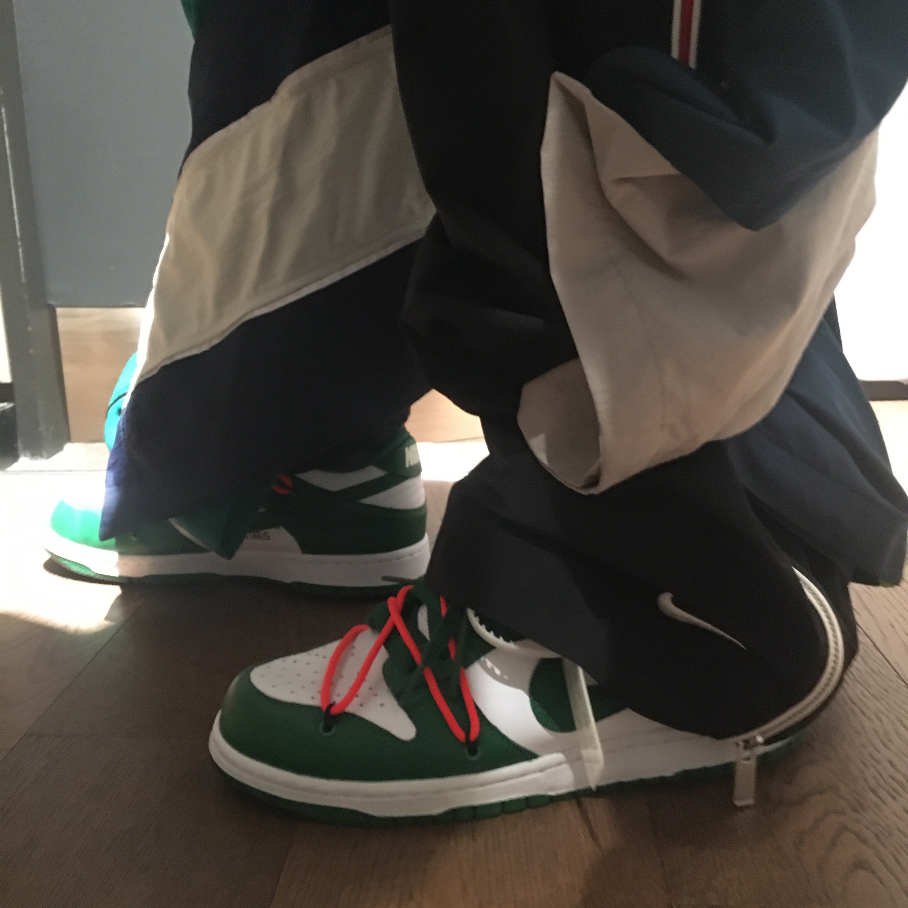 Nike x Off-White Dunk Low Pine Green, Jordan 1 x Travis Scott Retro High OG SP Mocha 착용 스타일 - 5