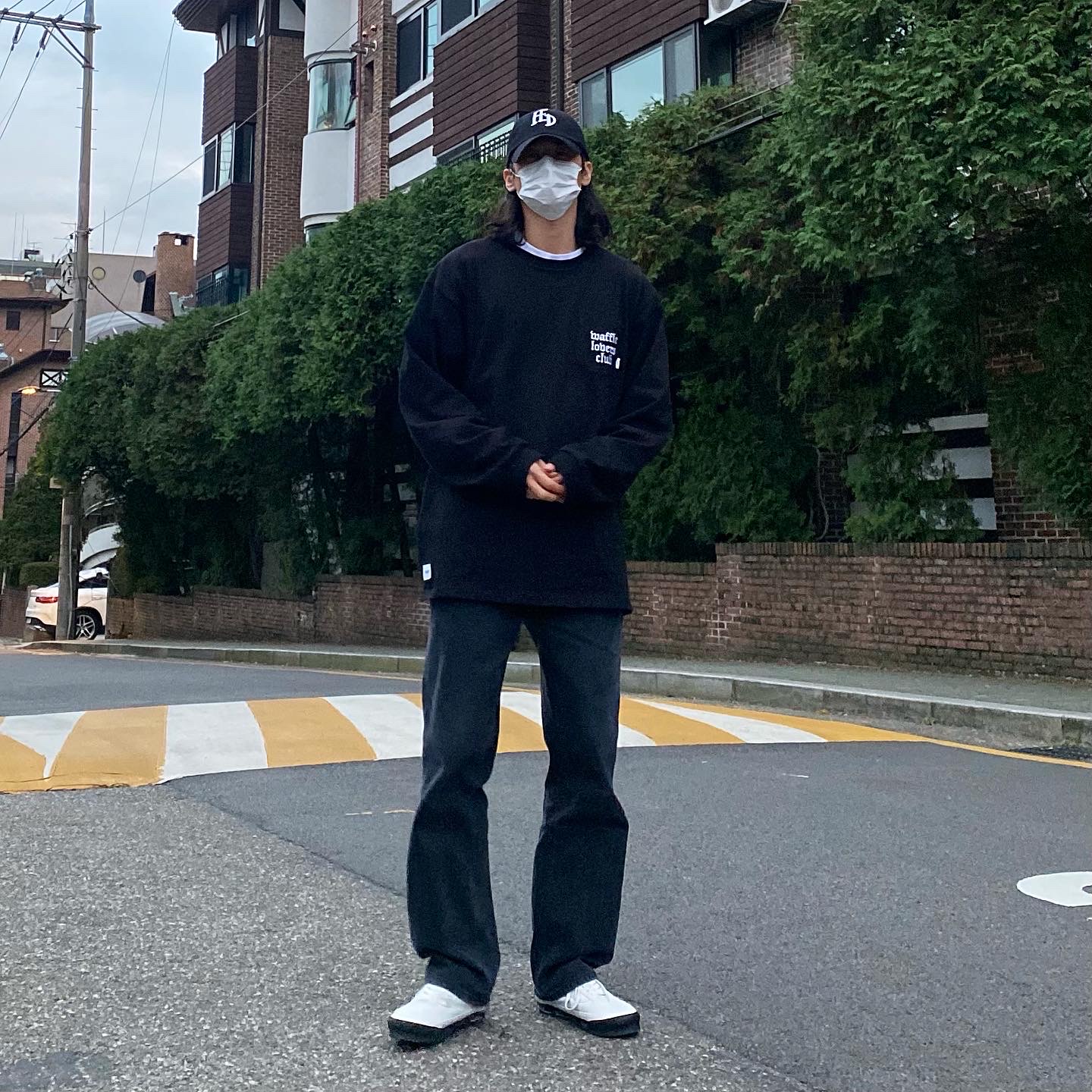 Vans Vault x WTAPS Old Skool LX White Black 착용 스타일 - 1