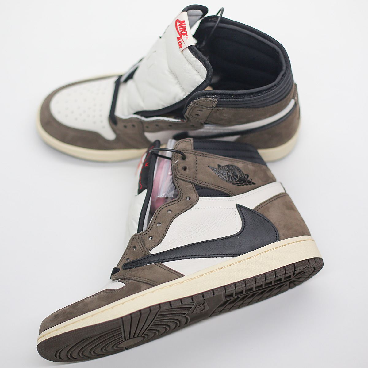 Jordan 1 x Travis Scott Retro High OG SP Mocha 착용 스타일 - 3