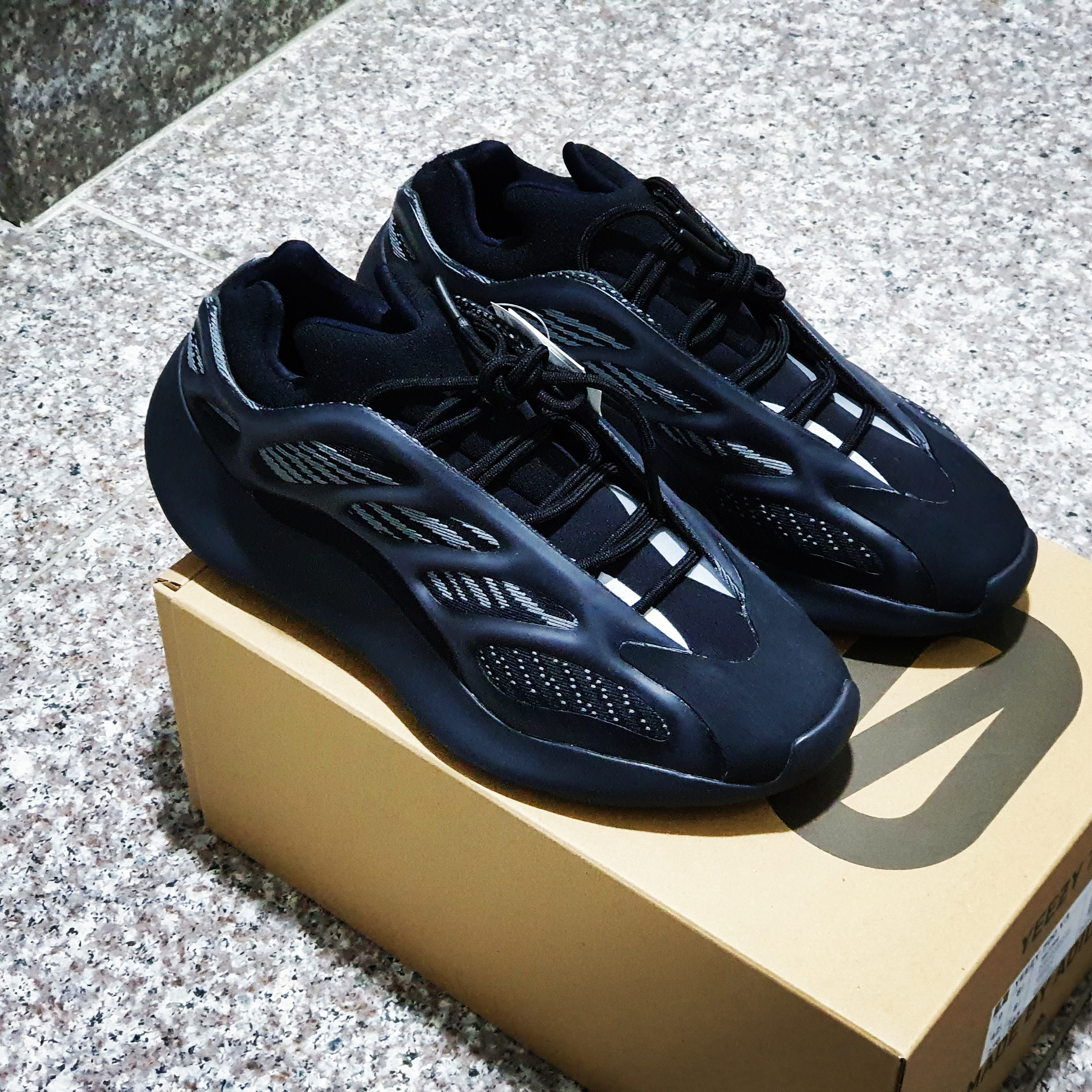 Adidas Yeezy 700 V3 Alvah 착용 스타일