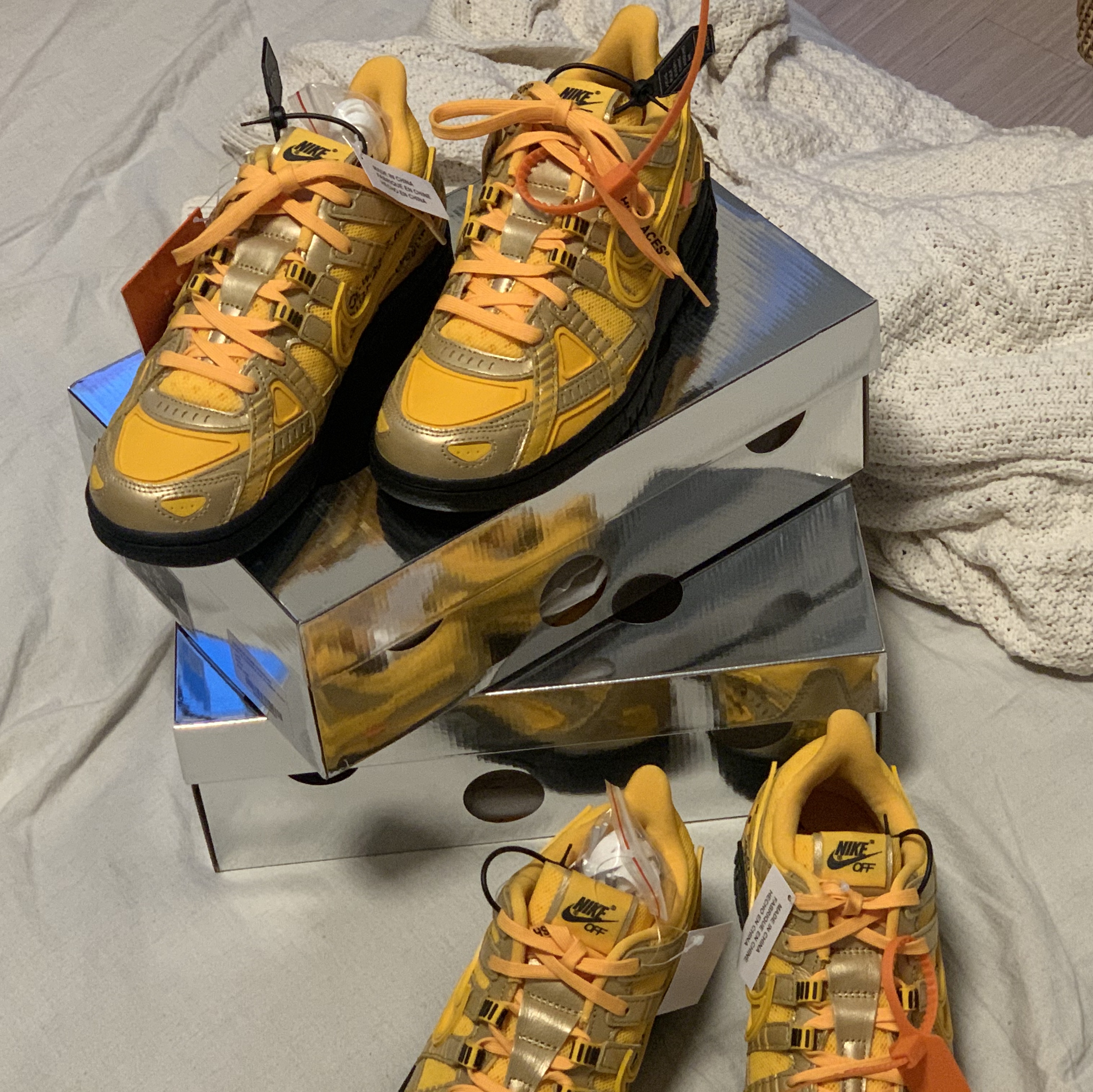 Nike x Off-White Air Rubber Dunk University Gold 착용 스타일