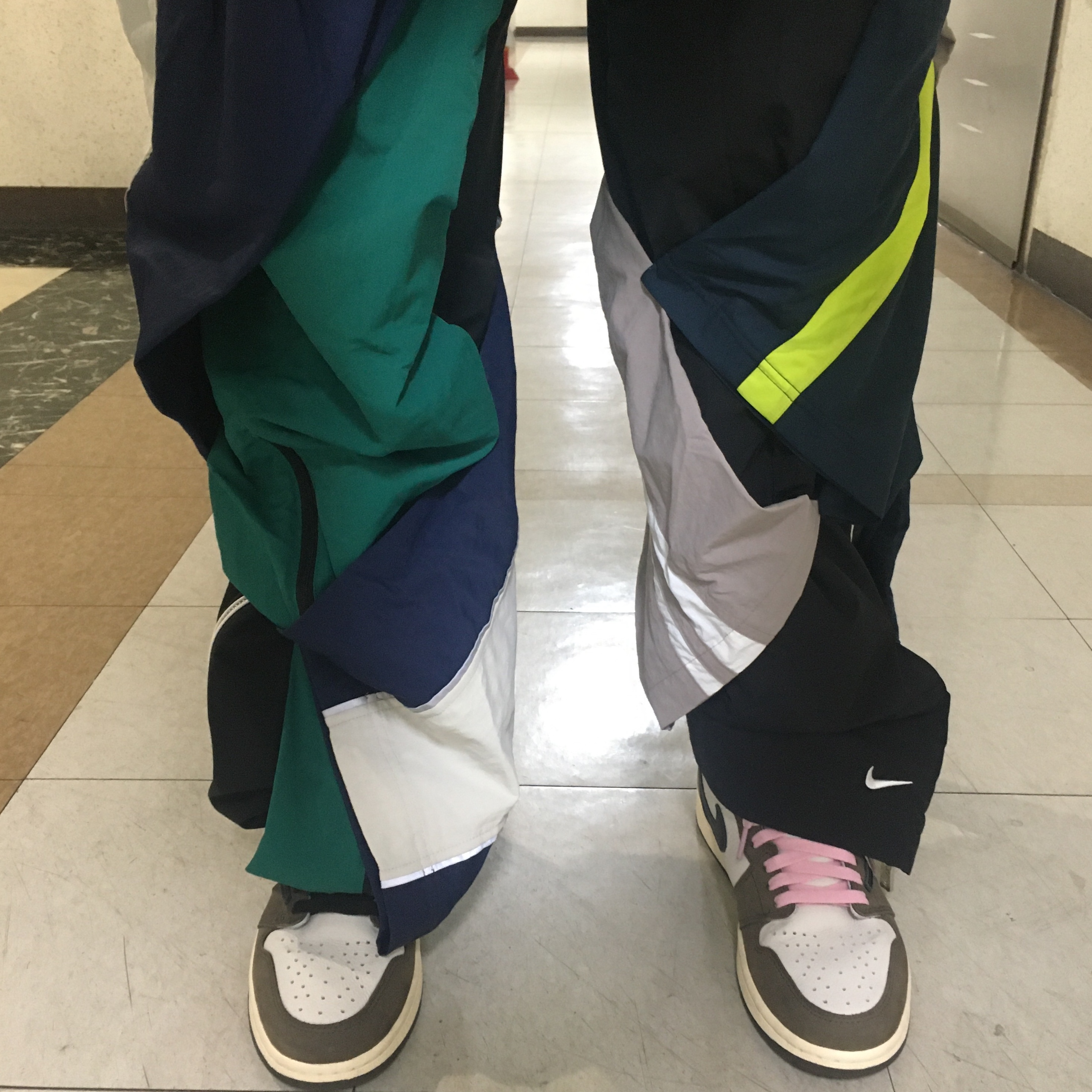 Nike x Off-White Dunk Low Pine Green, Jordan 1 x Travis Scott Retro High OG SP Mocha 착용 스타일 - 3