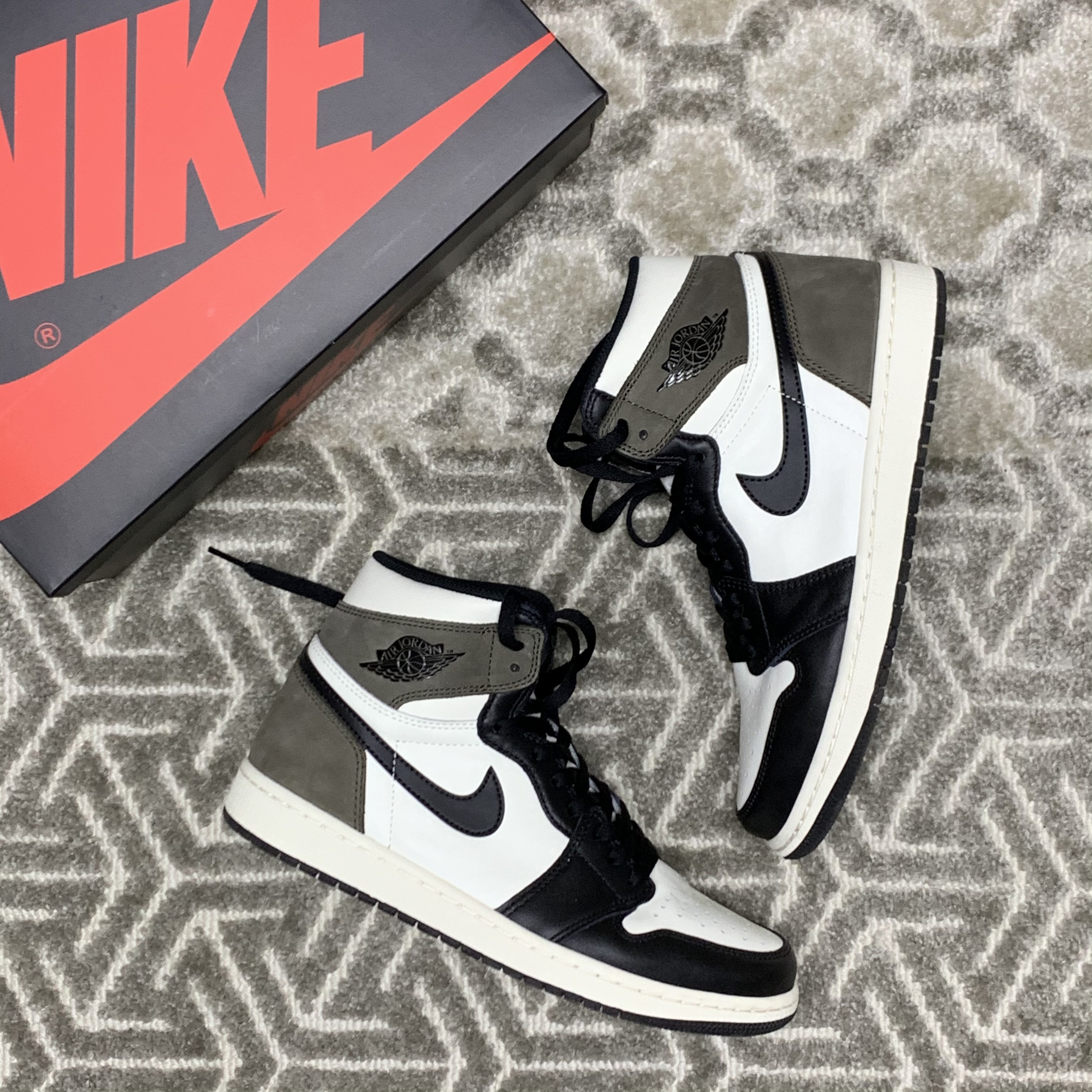 Jordan 1 Retro High OG Black Mocha, Nike Dunk High SP Pure Platinum 착용 스타일 - 1