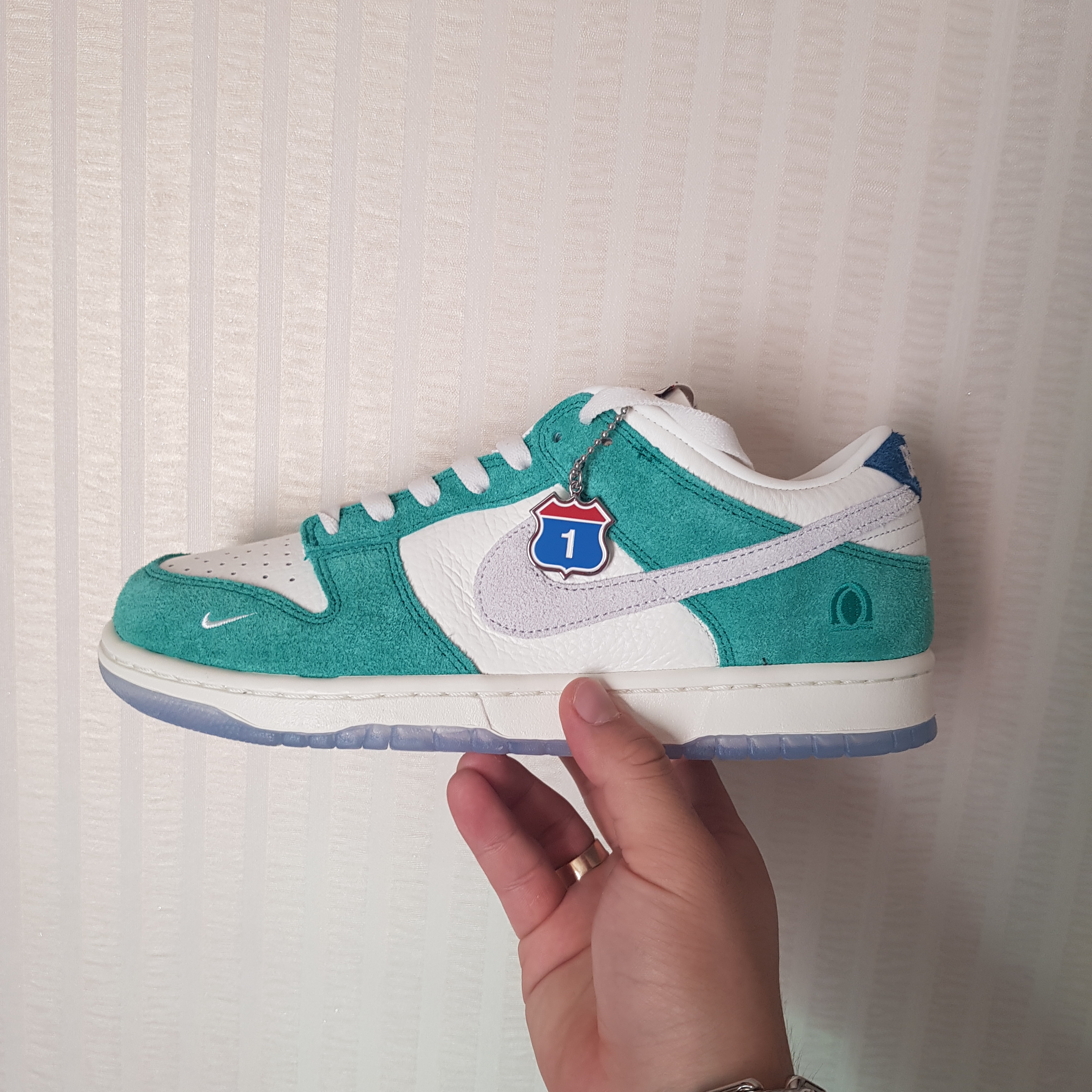 Nike x Kasina Dunk Low Road Sign - Kasina Exclusive, Nike x Kasina Dunk Low 80's Bus 착용 스타일 - 1