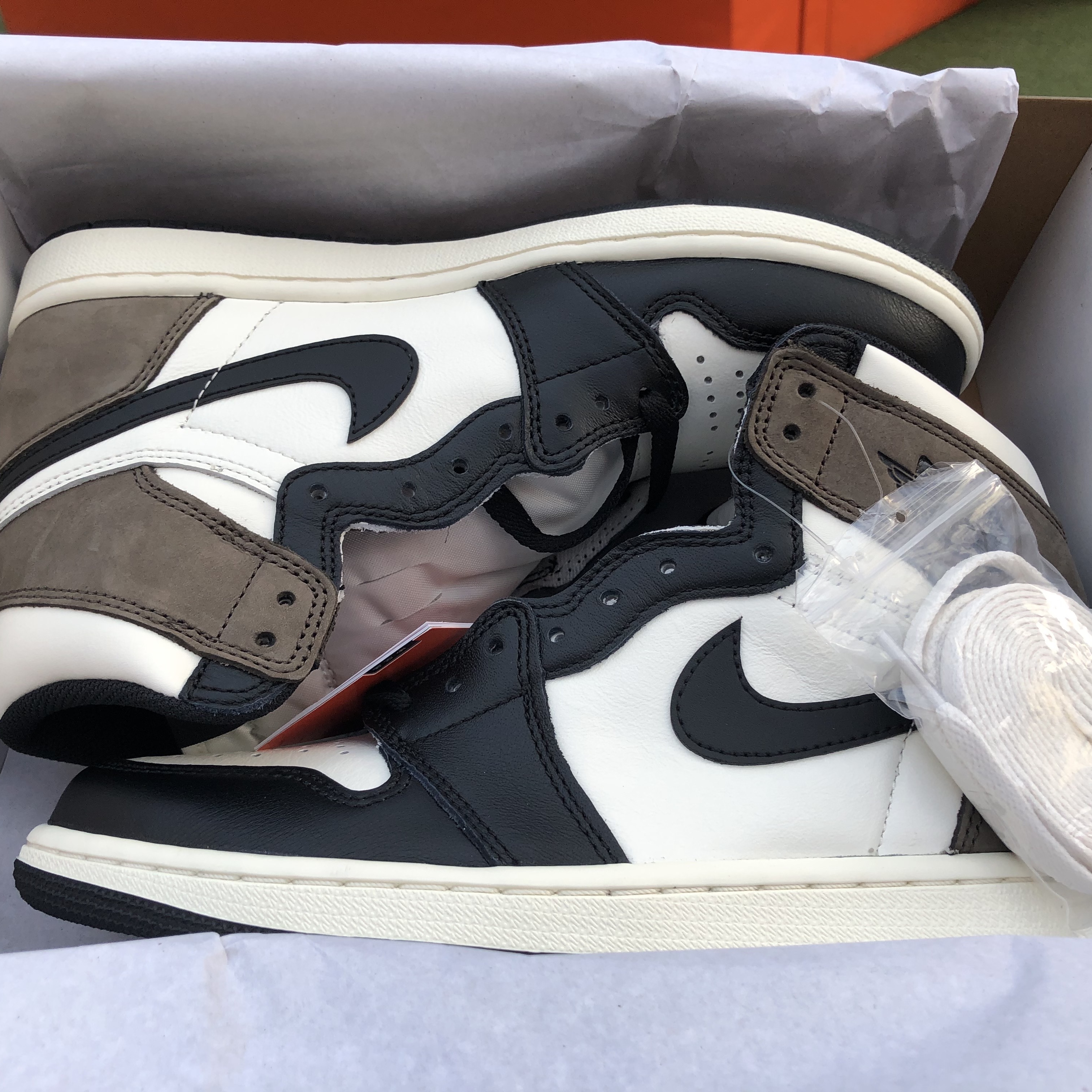 Jordan 1 Retro High OG Black Mocha, Jordan 1 Retro High OG Royal Toe 착용 스타일 - 2