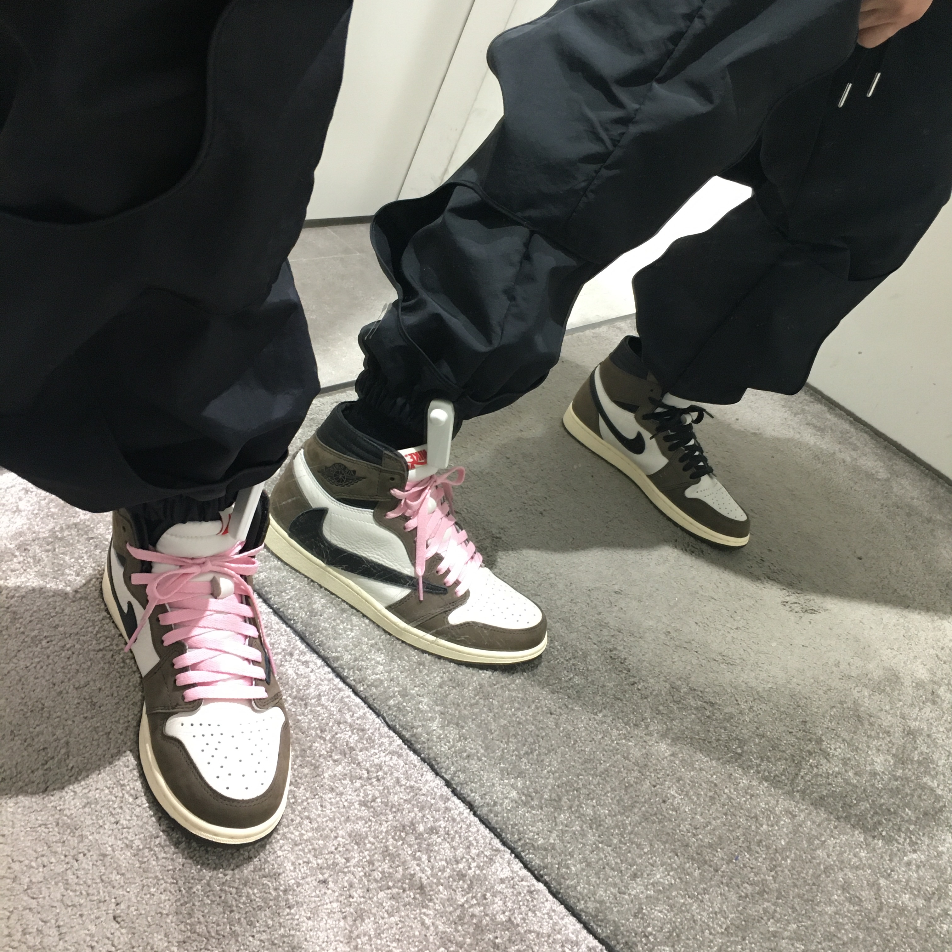 Jordan 1 x Travis Scott Retro High OG SP Mocha 착용 스타일 - 5