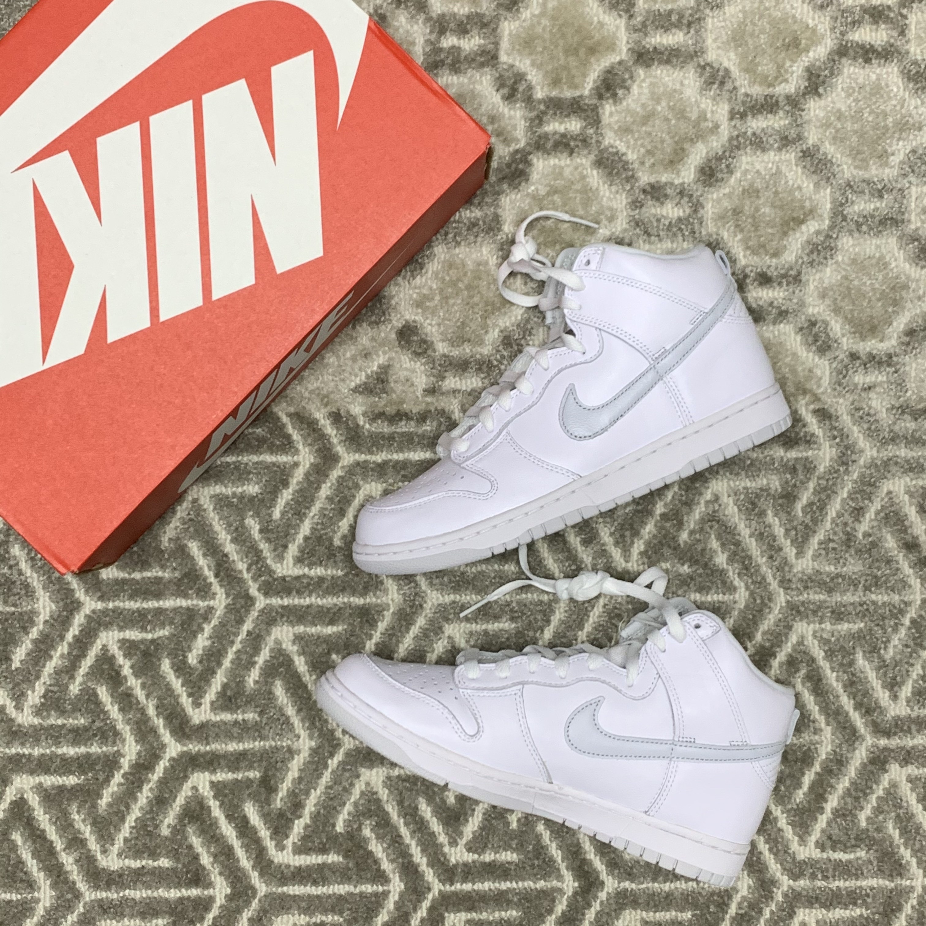 Jordan 1 Retro High OG Black Mocha, Nike Dunk High SP Pure Platinum 착용 스타일 - 2