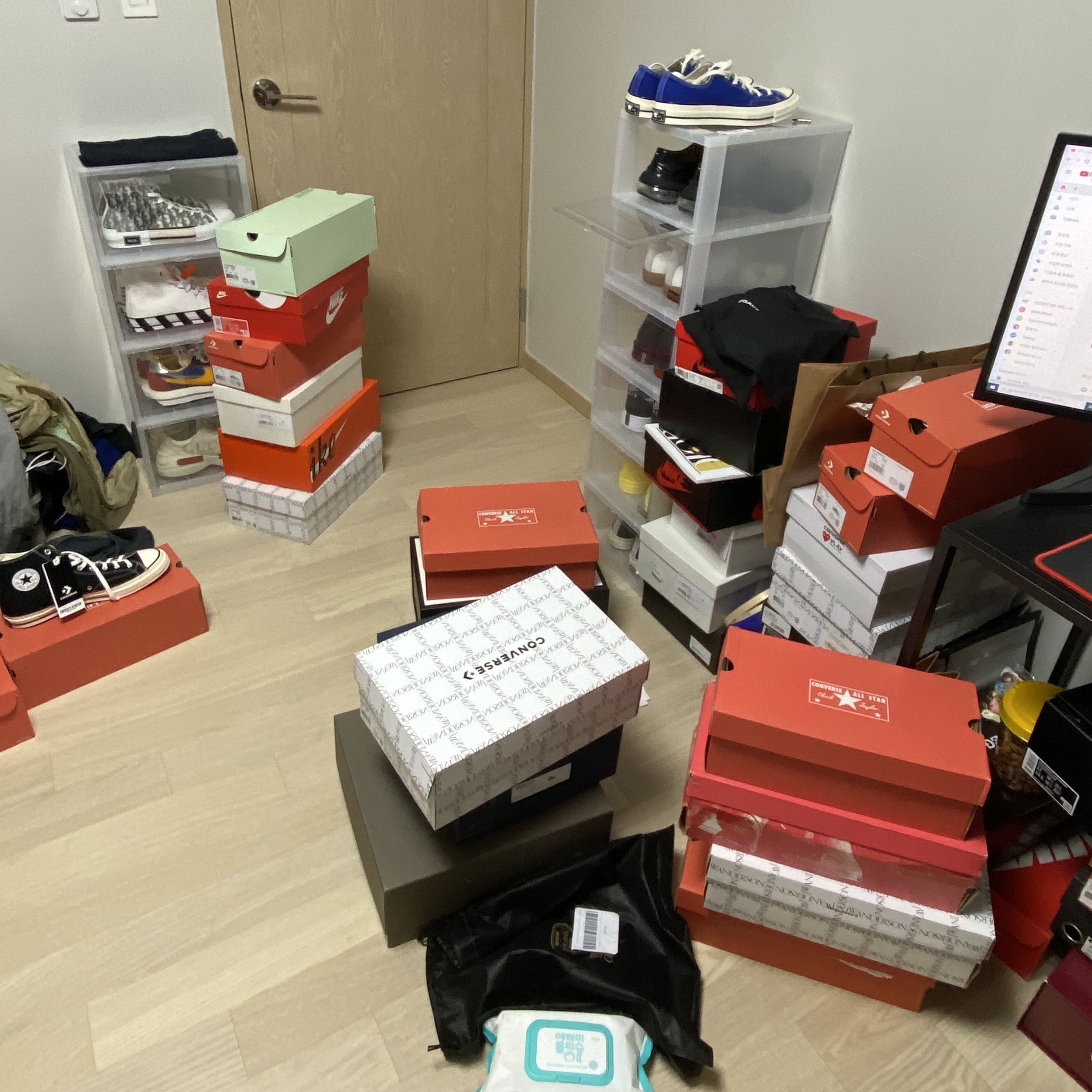 Nike x Sacai LDWaffle Blue Multi, Gucci Rhyton Leather Sneakers Logo 착용 스타일